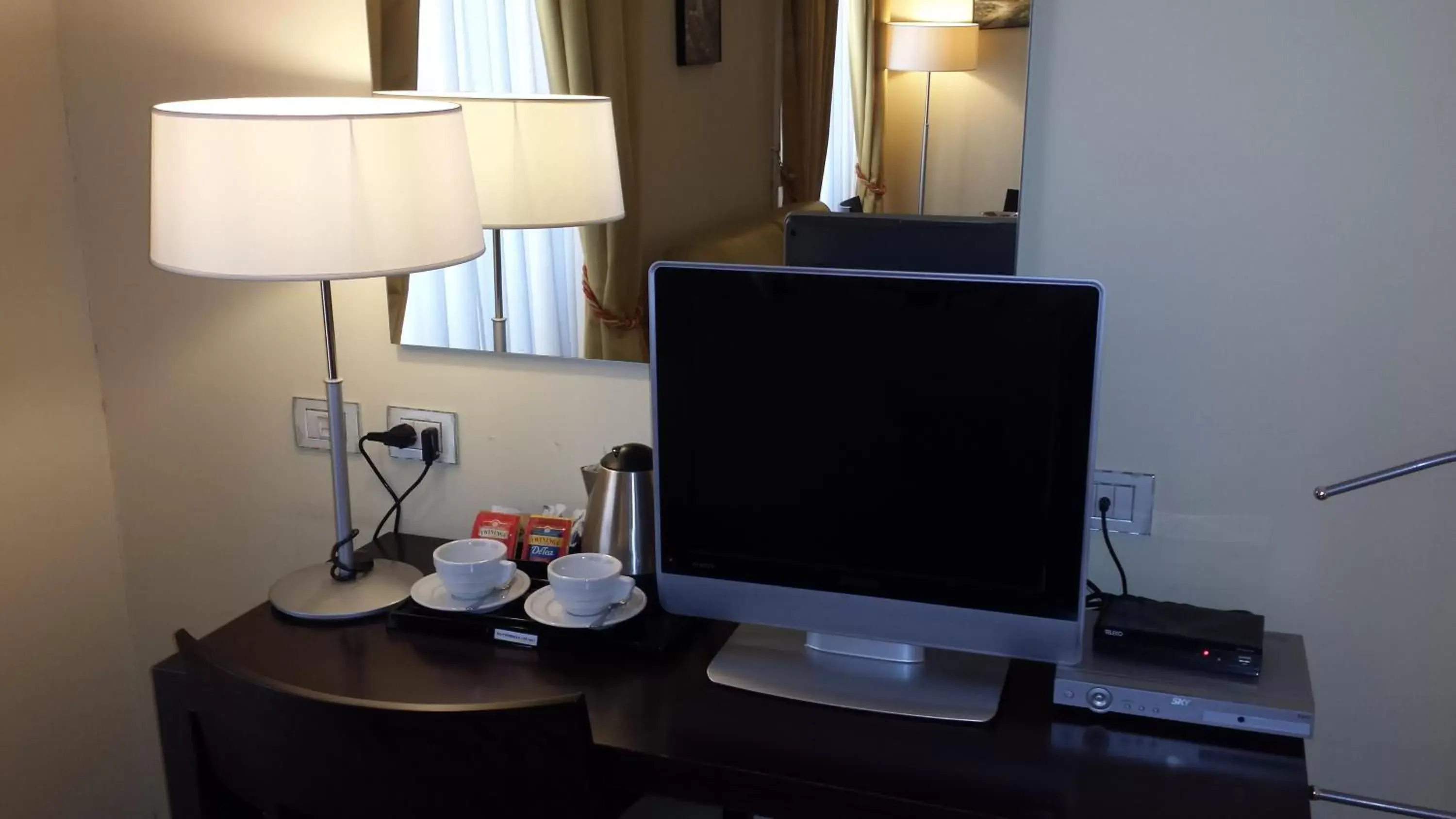 Coffee/tea facilities, TV/Entertainment Center in Hotel Due Colonne