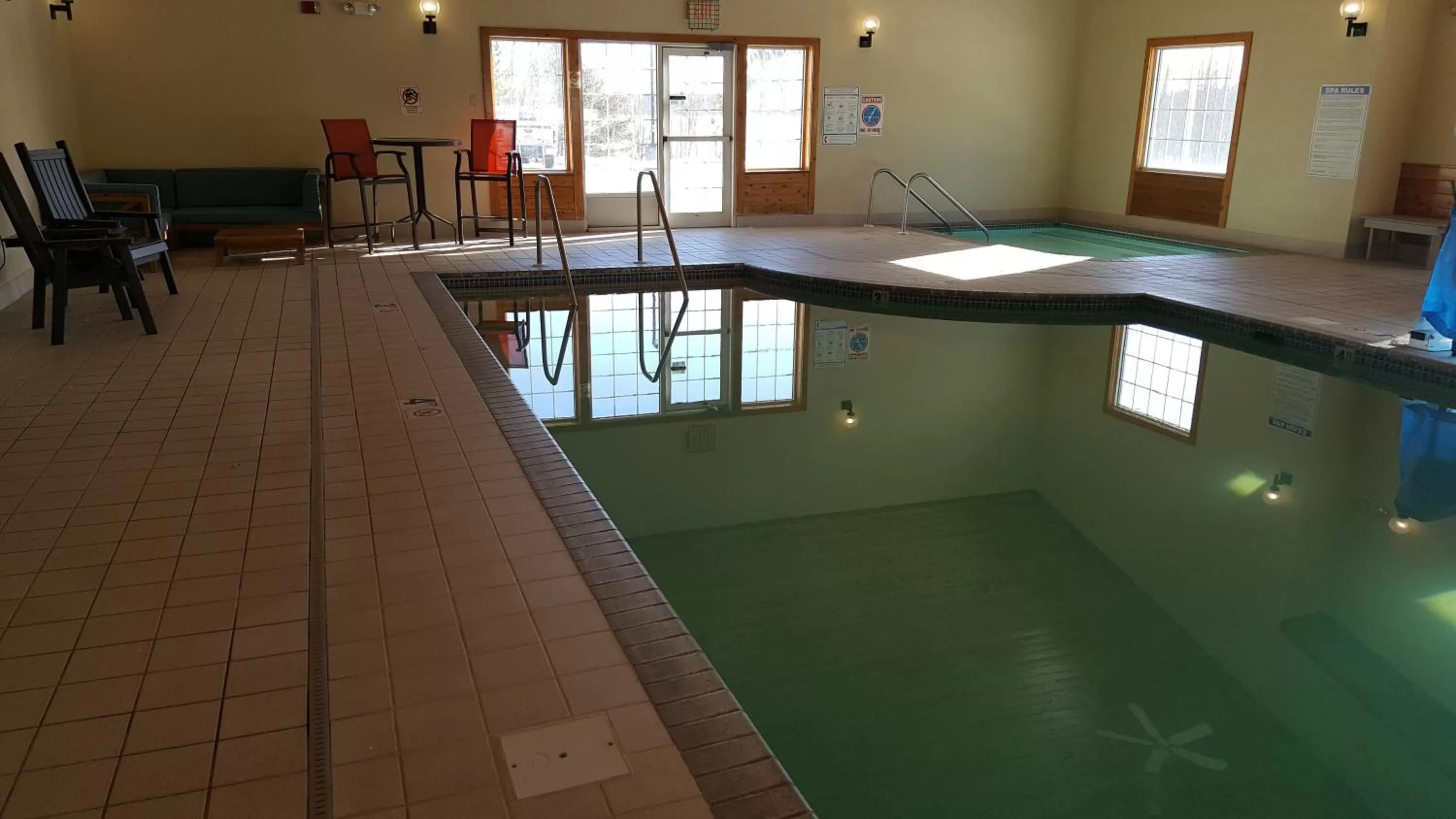 Swimming pool in Country Inn Walker
