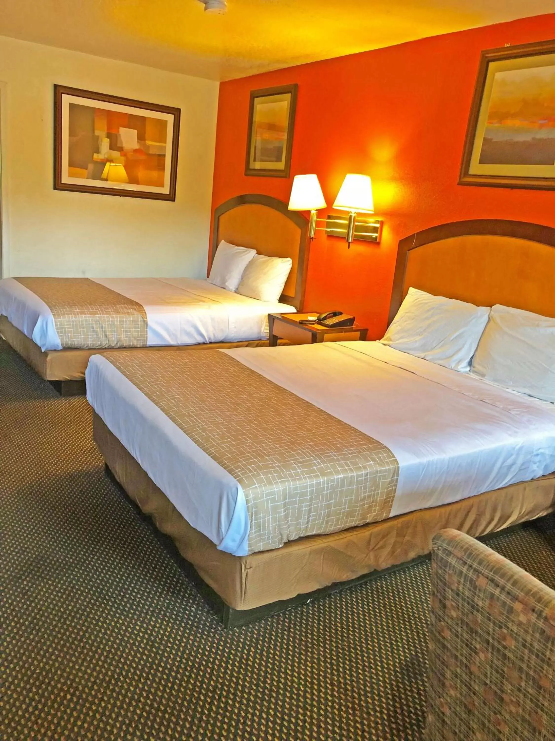Bed in Travelodge by Wyndham Houston Hobby Airport