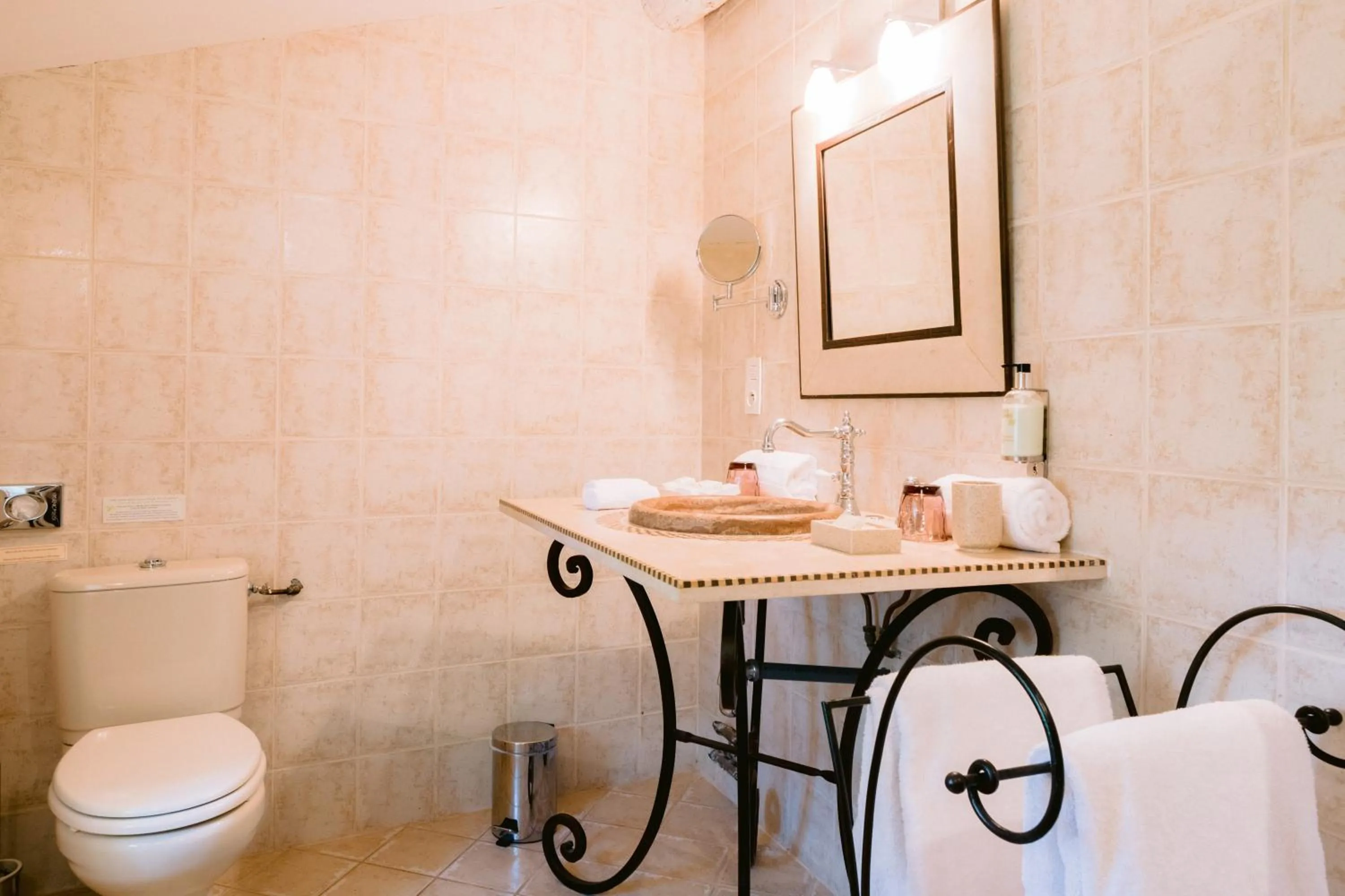 Bathroom in Le Mas De La Rose - Teritoria