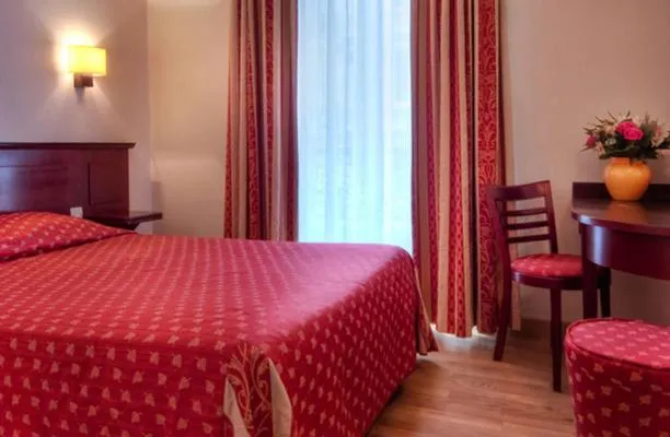 Photo of the whole room, Bed in Hôtel De Paris Opera