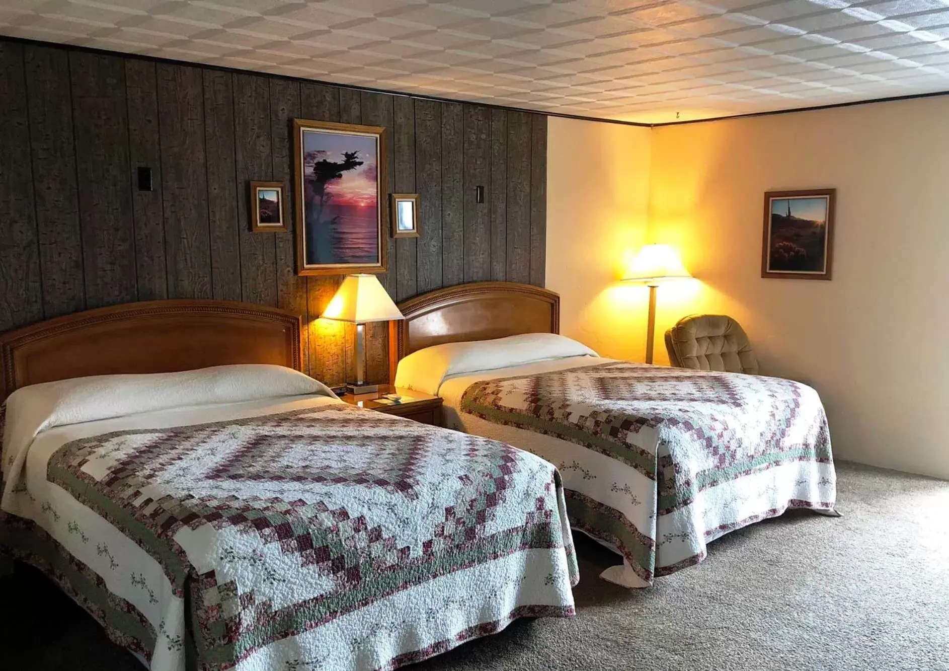 Photo of the whole room, Bed in Bristlecone Motel