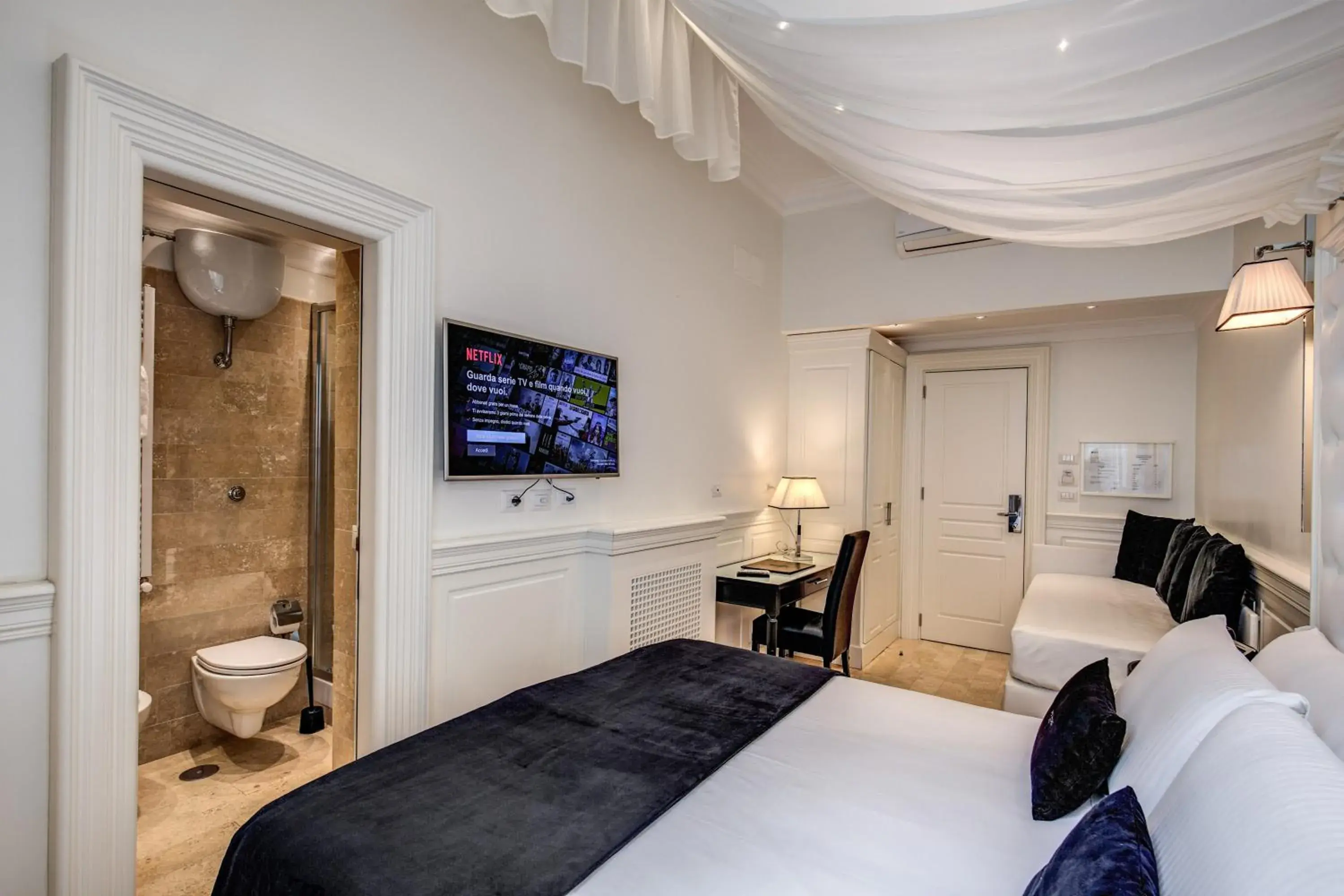 TV and multimedia, Bed in Hotel dei Quiriti Suite