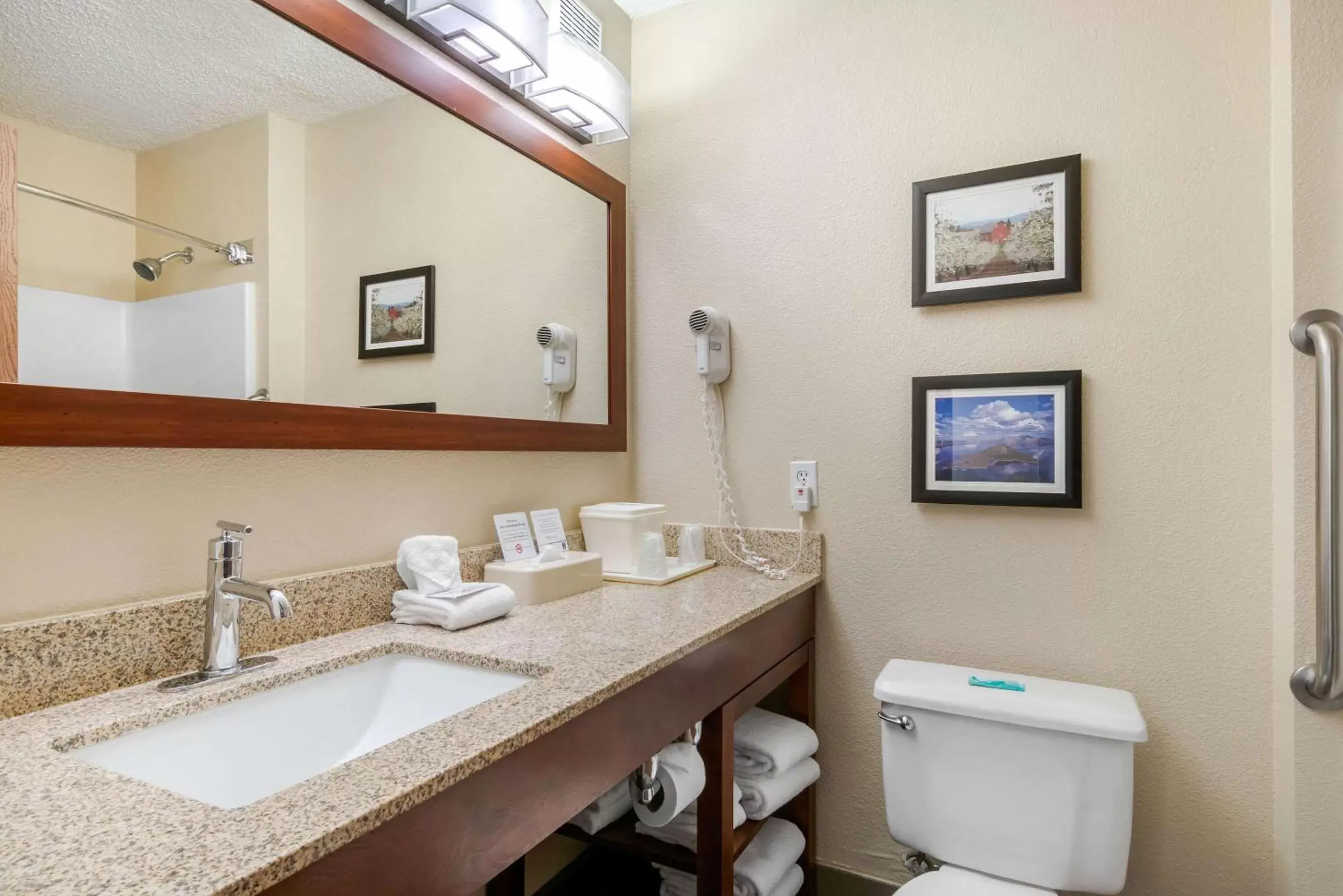 Photo of the whole room, Bathroom in Comfort Inn Medford North