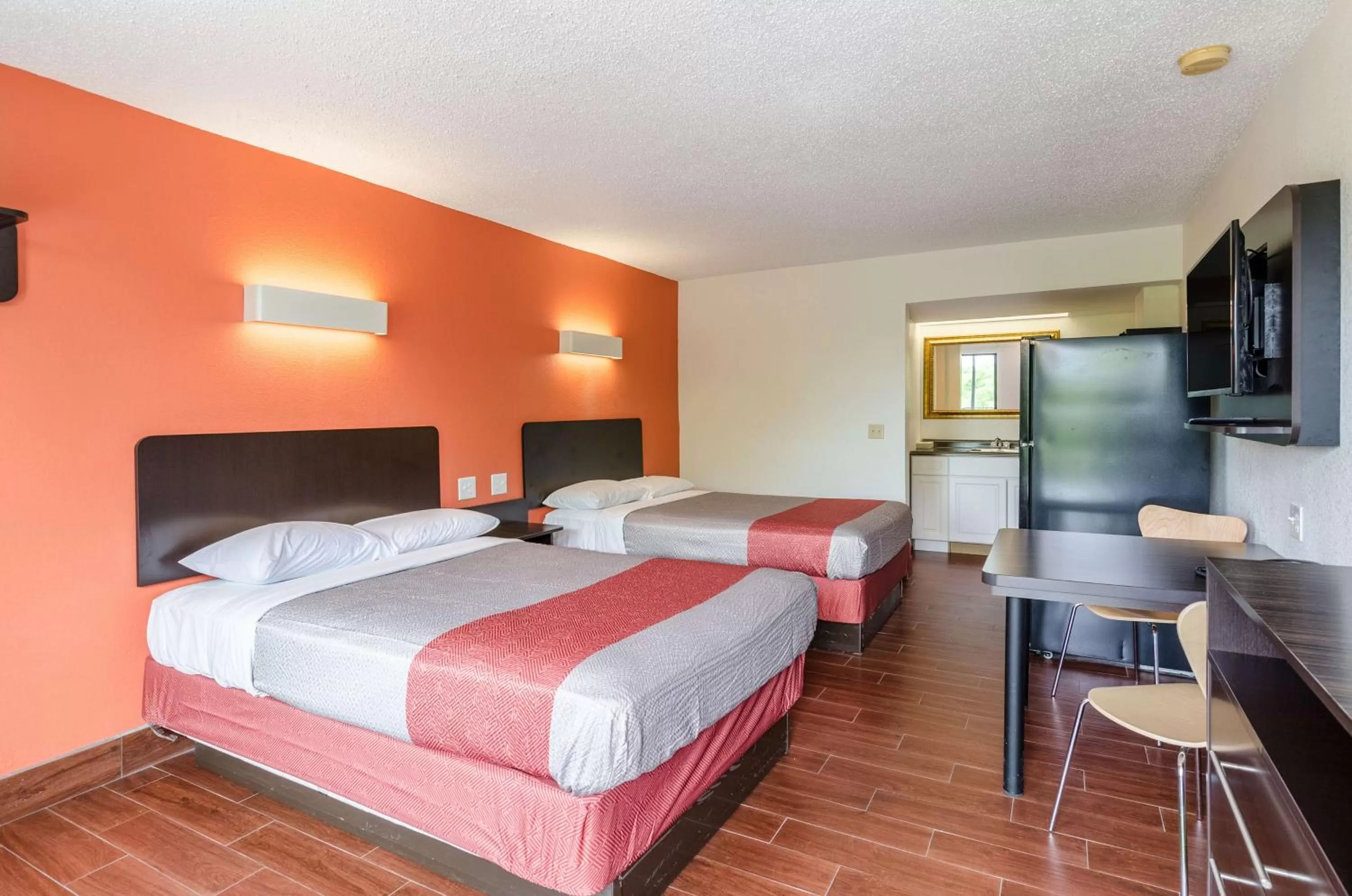 TV and multimedia, Bed in Motel 6-Lexington, VA