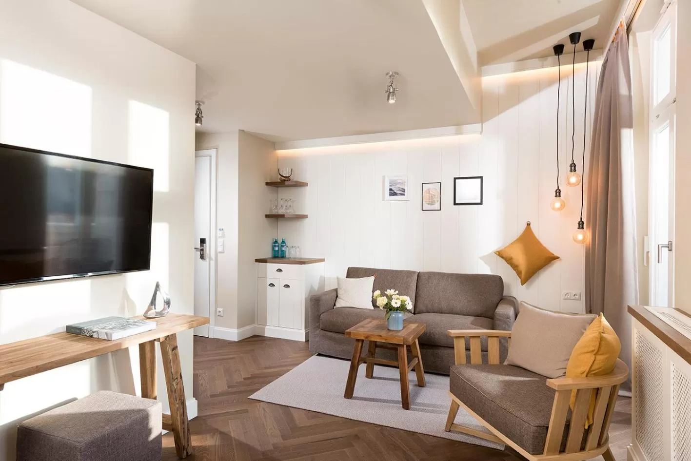 Communal lounge/ TV room in LOEV - VELA Hotels