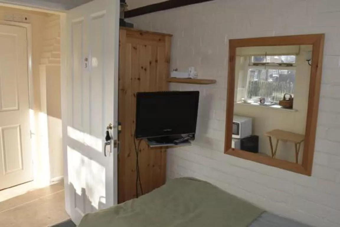 TV/Entertainment Center in Flossies B and B