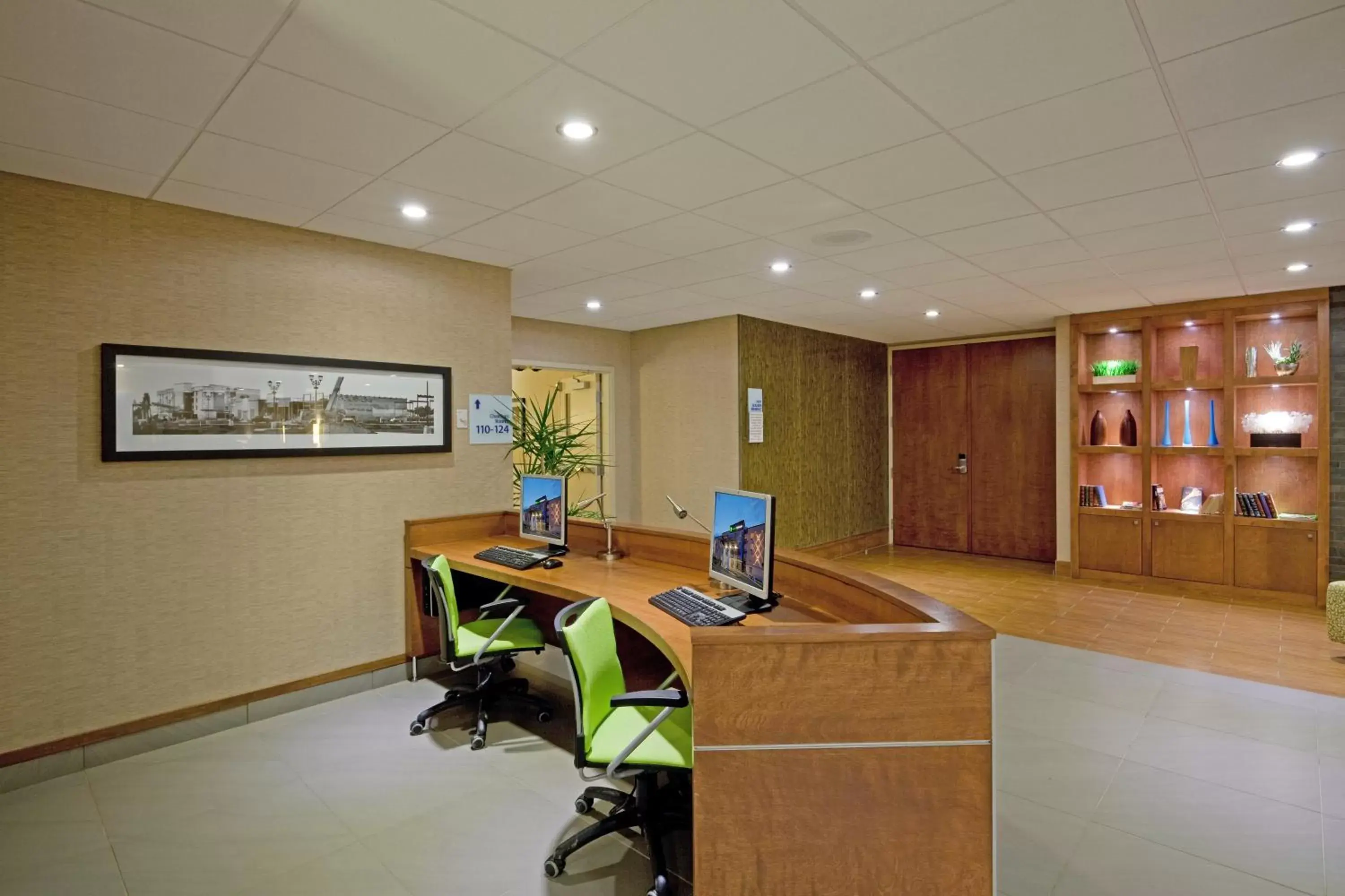 Lobby or reception in Holiday Inn Express Hotel & Suites Saint - Hyacinthe, an IHG Hotel