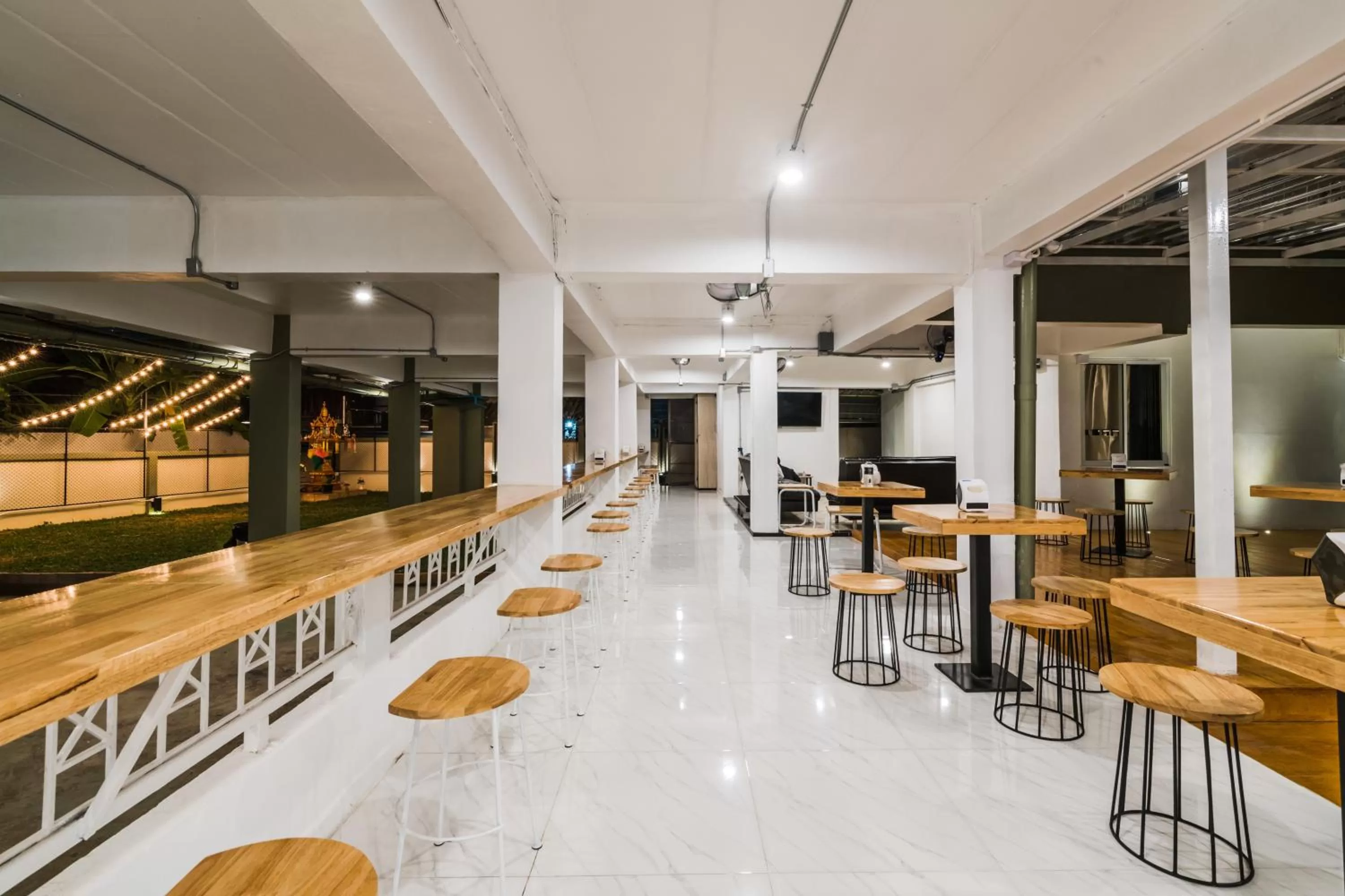 Restaurant/Places to Eat in Your Space Hotel Prasingh