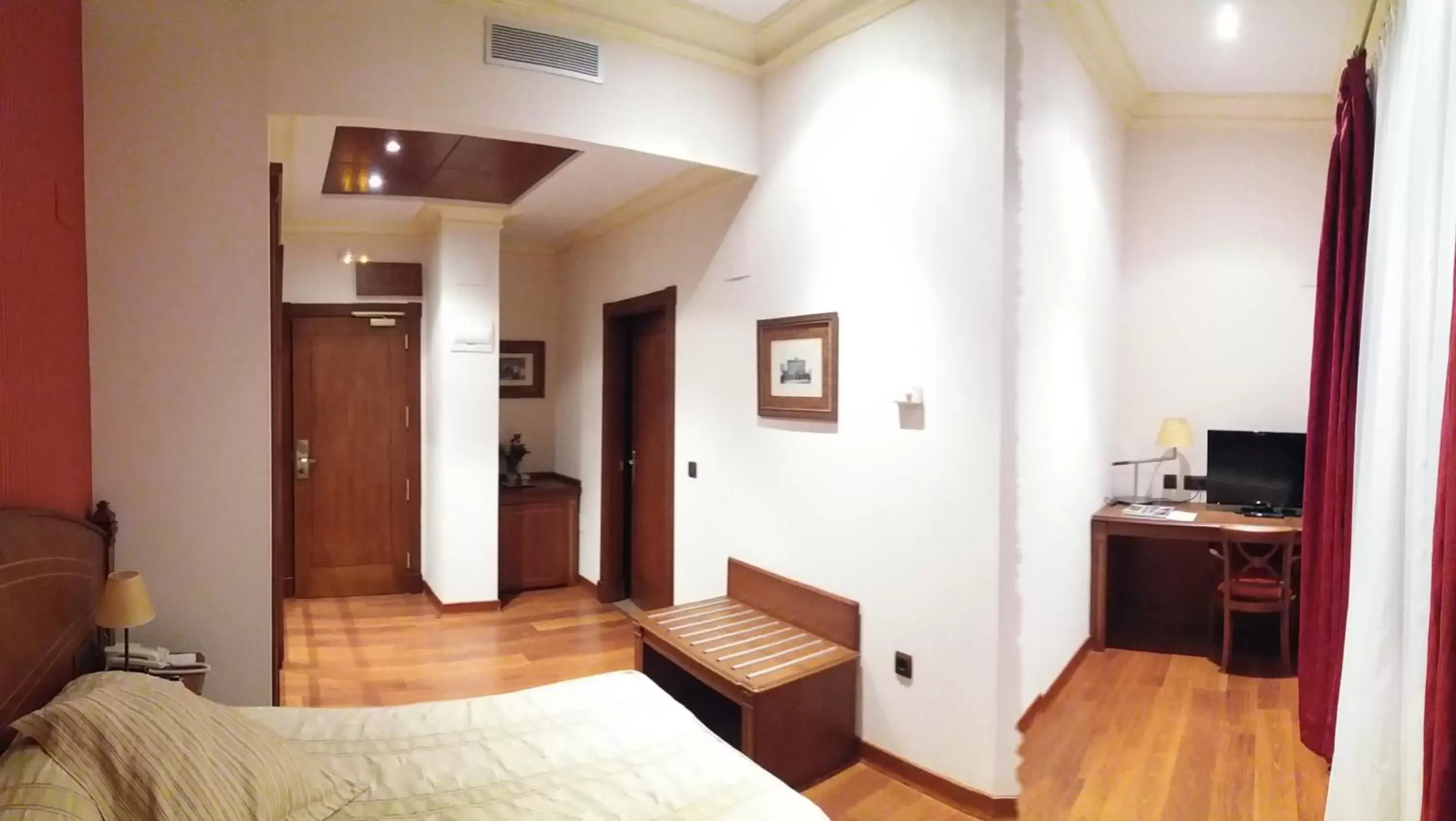 TV and multimedia, Bed in Hotel Palacio de la Magdalena TV and multimedia, Bed in Hotel Palacio de la Magdalena