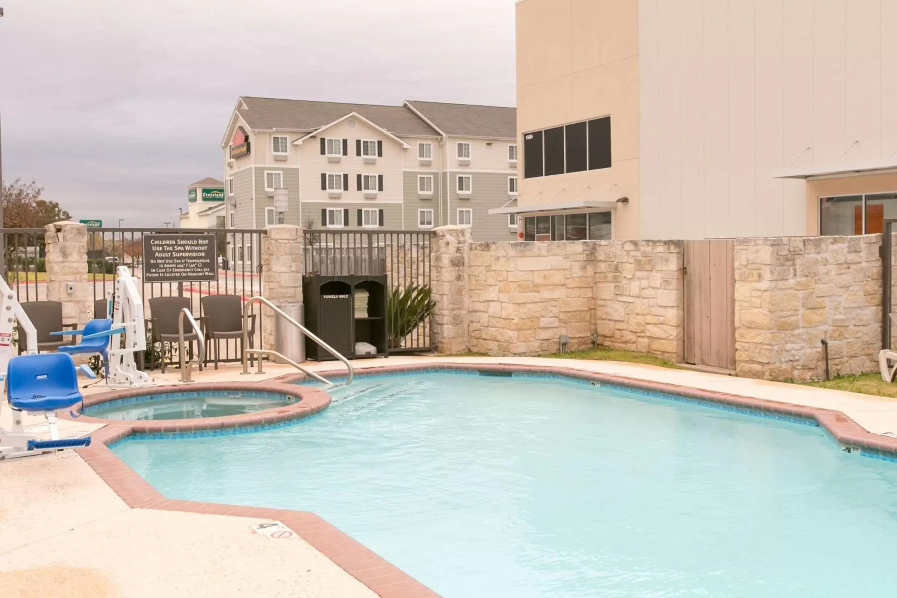 On site, Swimming Pool in Comfort Suites Austin NW Lakeline