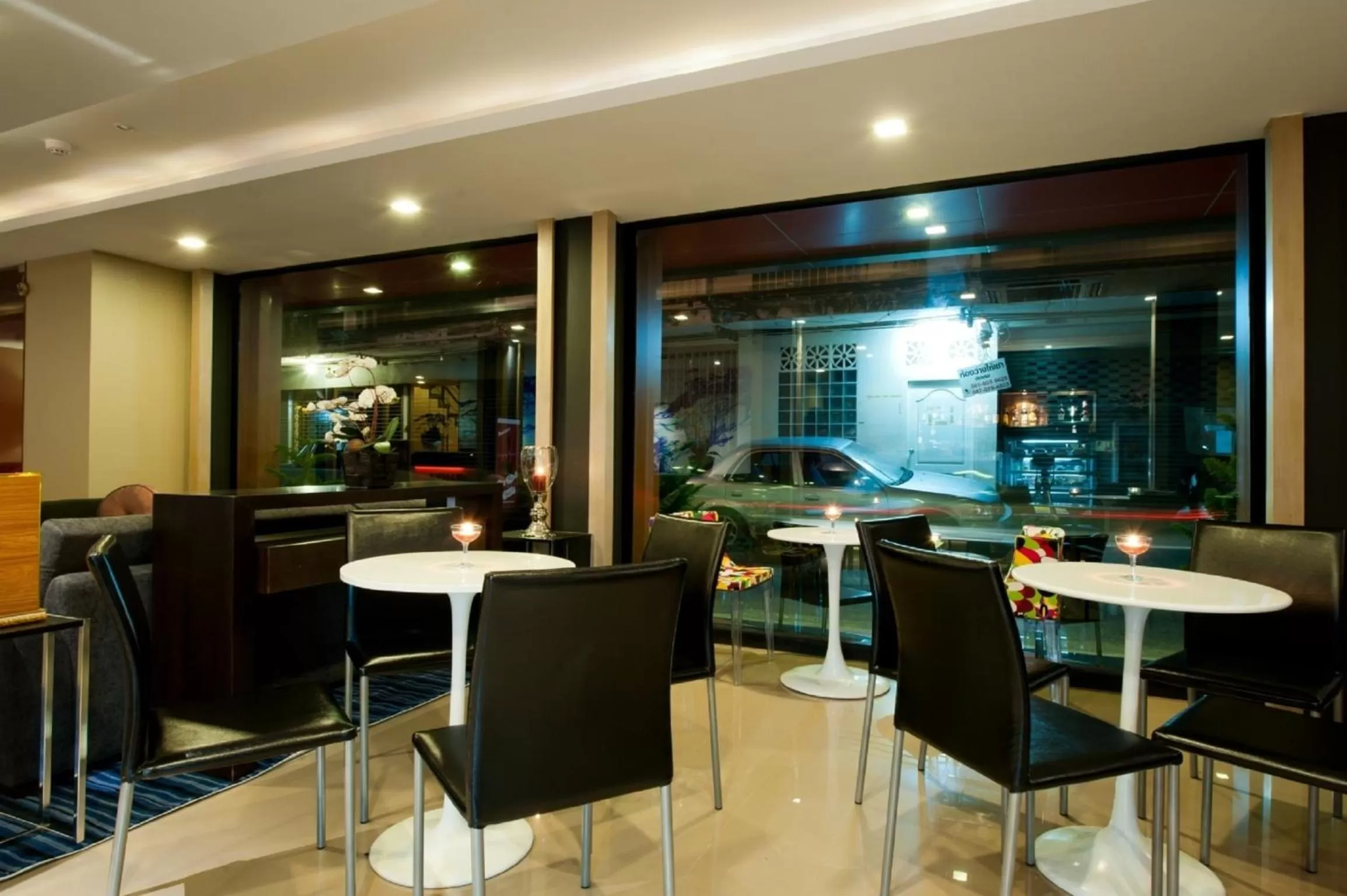 Restaurant/places to eat in 41 Suite Bangkok