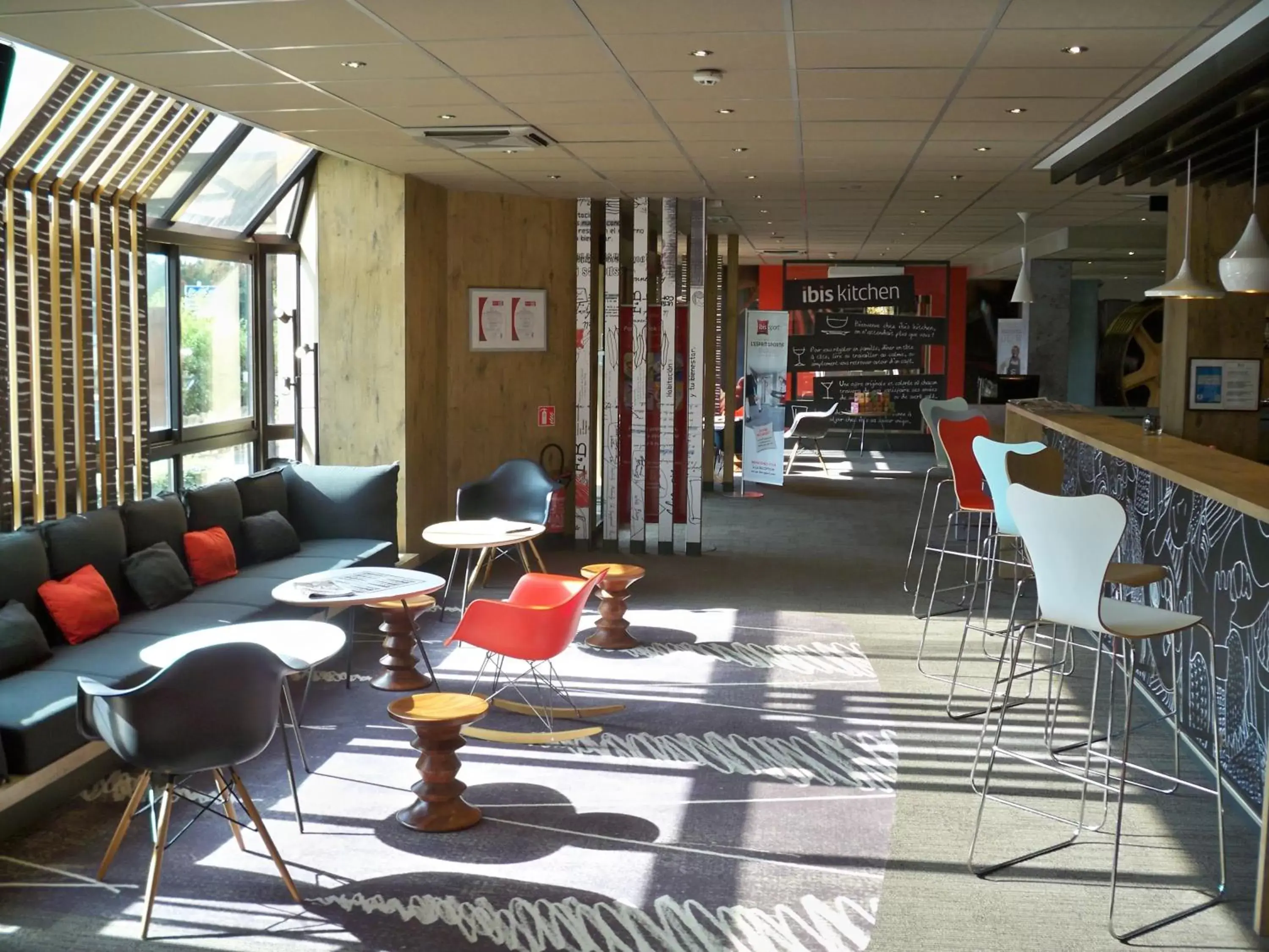 Lounge or bar in Ibis Évry-Courcouronnes