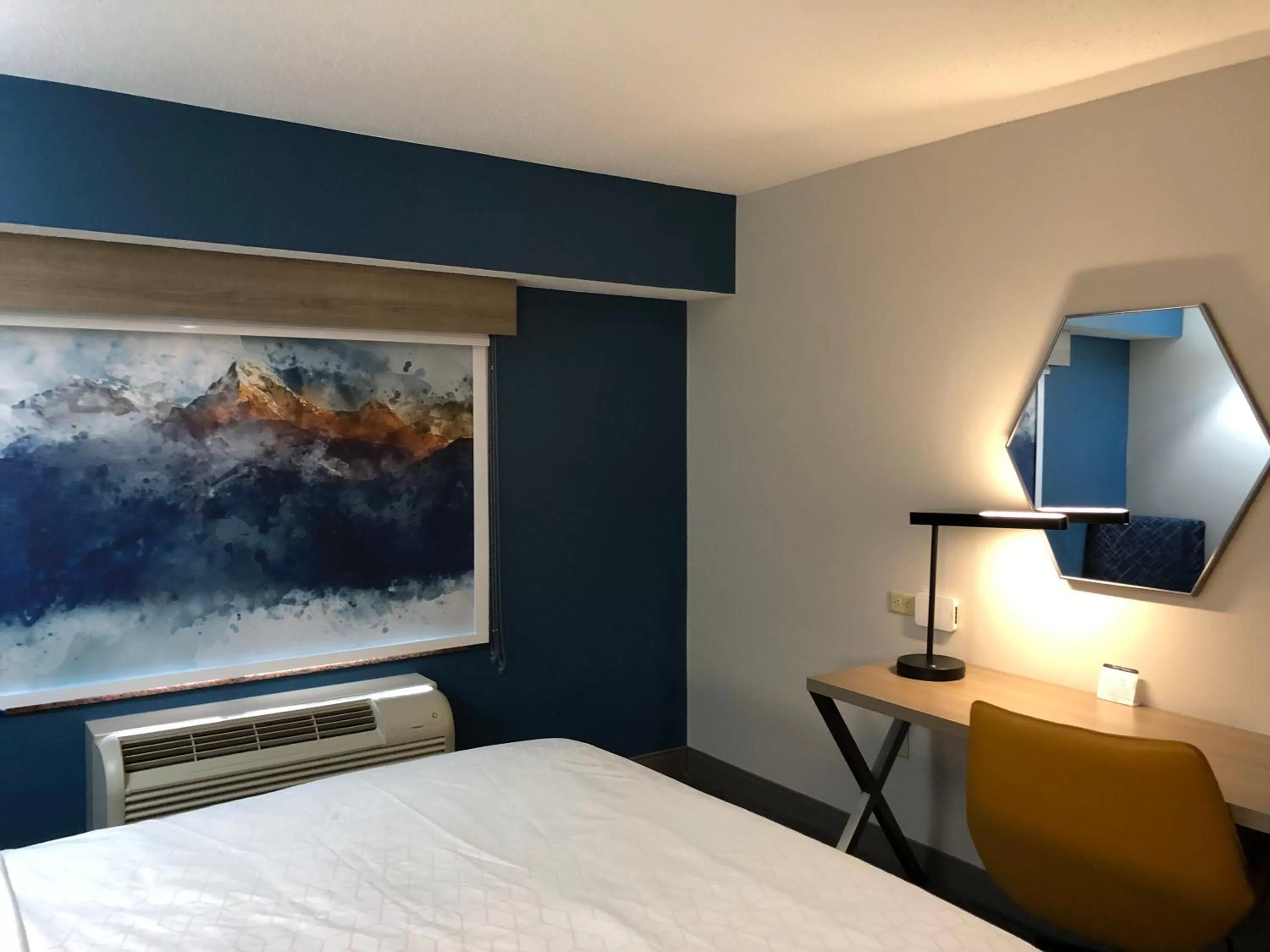 Photo of the whole room, Bed in Holiday Inn Express & Suites Donegal by IHG