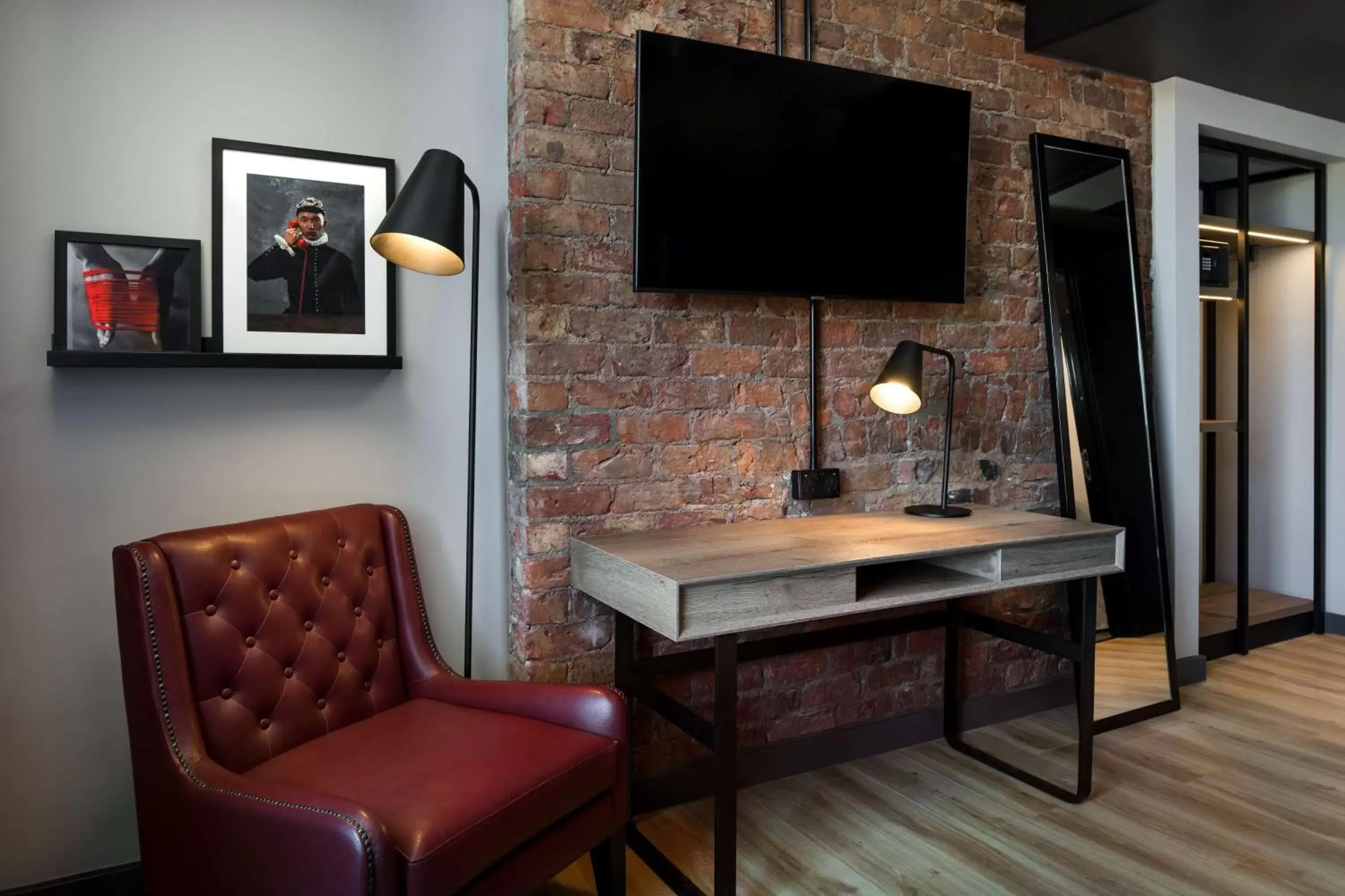 Bedroom, TV/Entertainment Center in Radisson RED Hotel, Liverpool