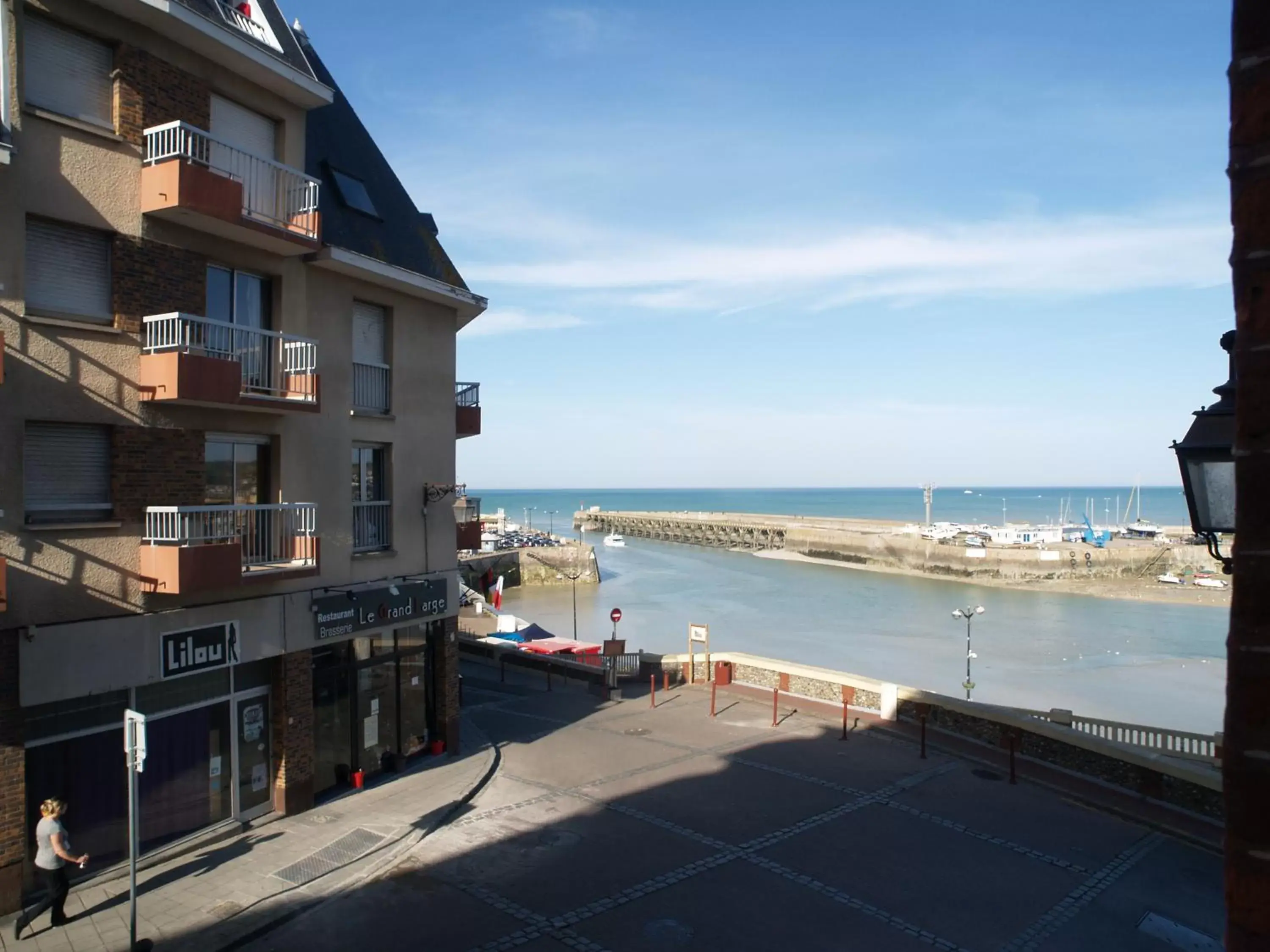 Street view in Hôtel De Calais