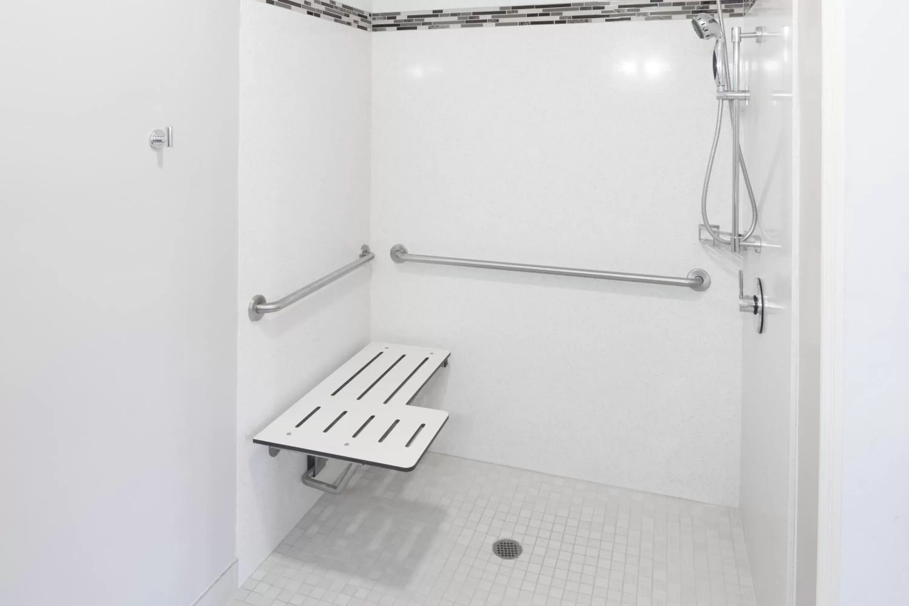 Shower, Bathroom in Vallejo Inn