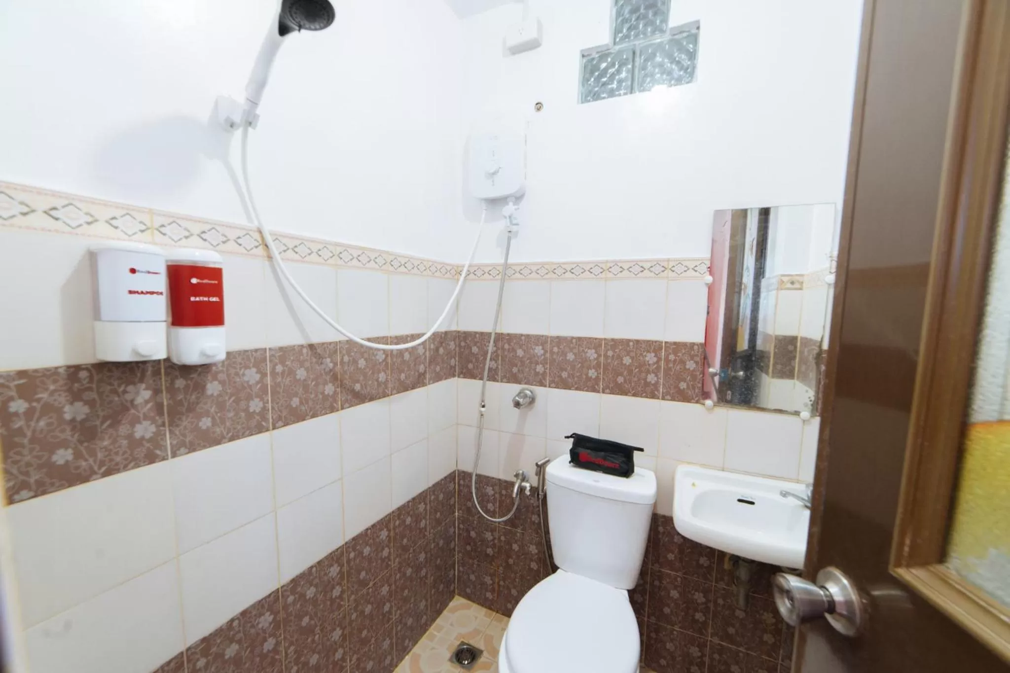 Shower in RedDoorz at Pag Asa Rawis Legazpi