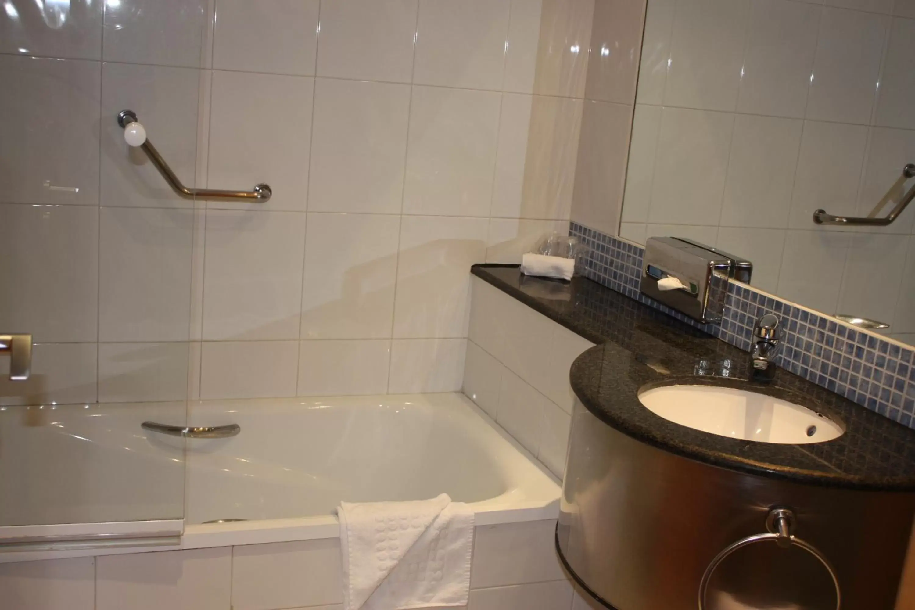 Shower, Bathroom in Holiday Inn Express Molins de Rei