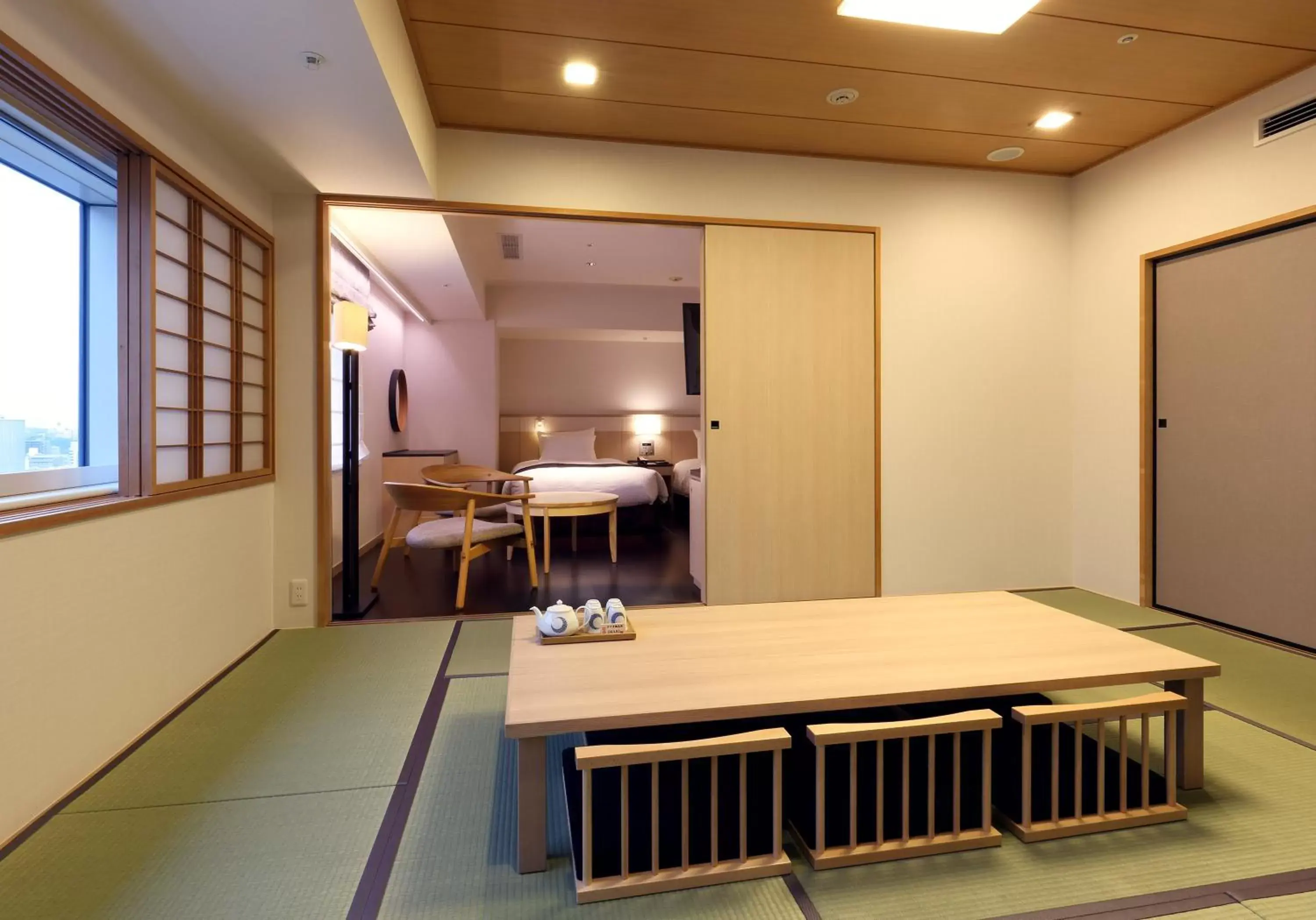 Photo of the whole room, Dining Area in Solaria Nishitetsu Hotel Fukuoka