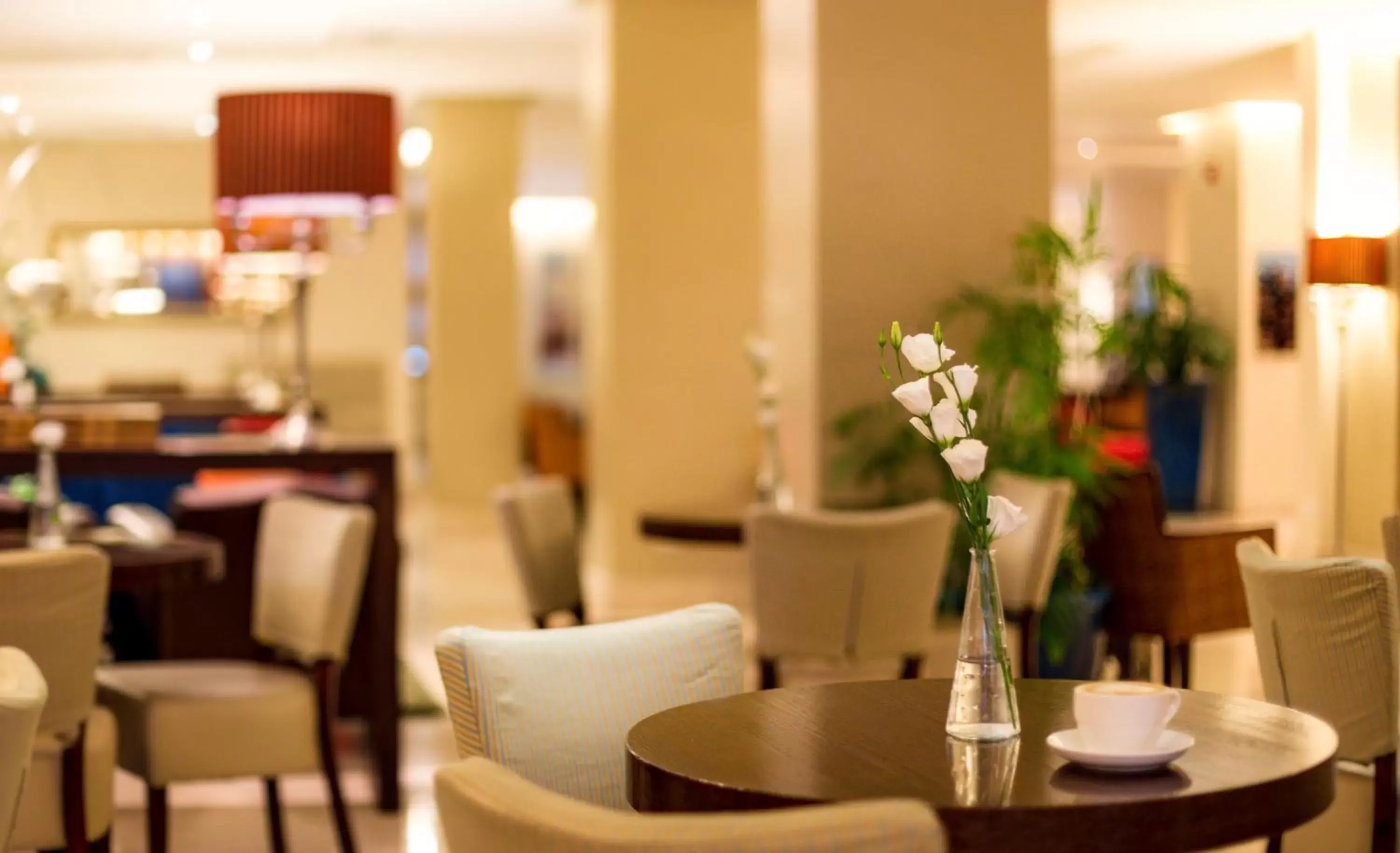 Lobby or reception, Restaurant/Places to Eat in Prima Royale Hotel