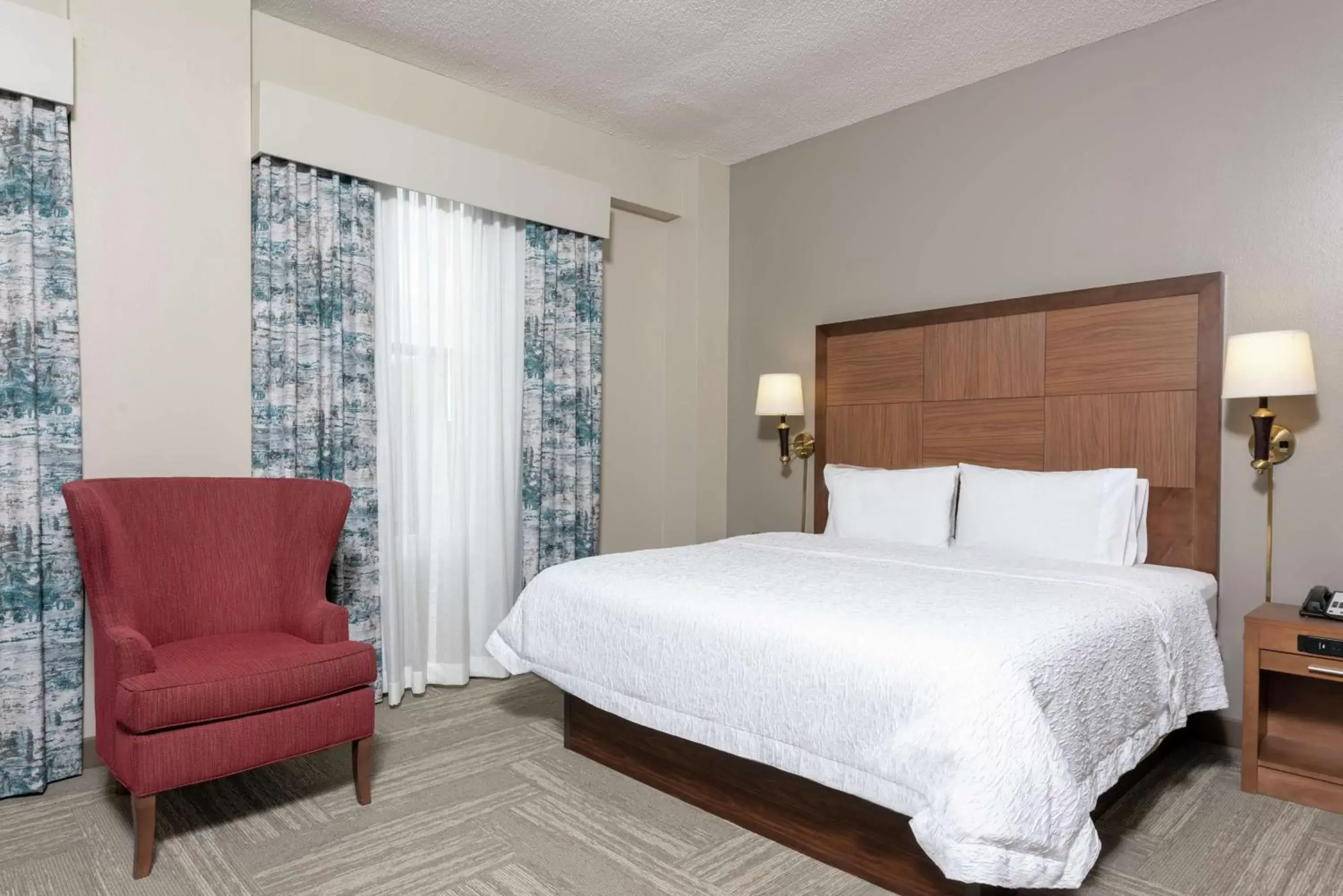 Bed in Hampton Inn Indianapolis Downtown Across from Circle Centre