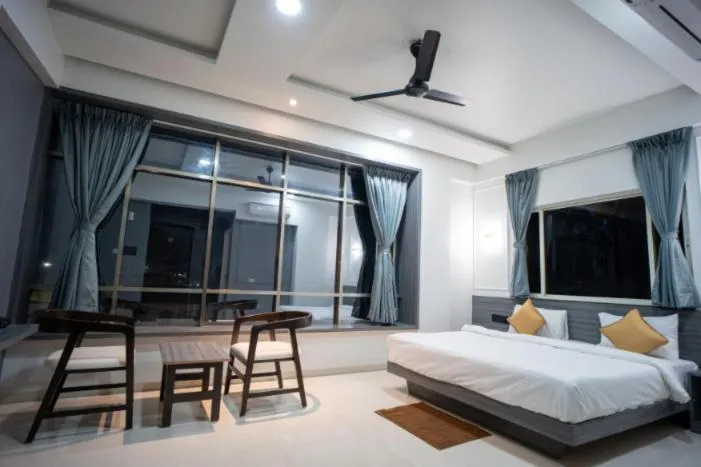 Communal lounge/ TV room, Bed in Hotel Oberon