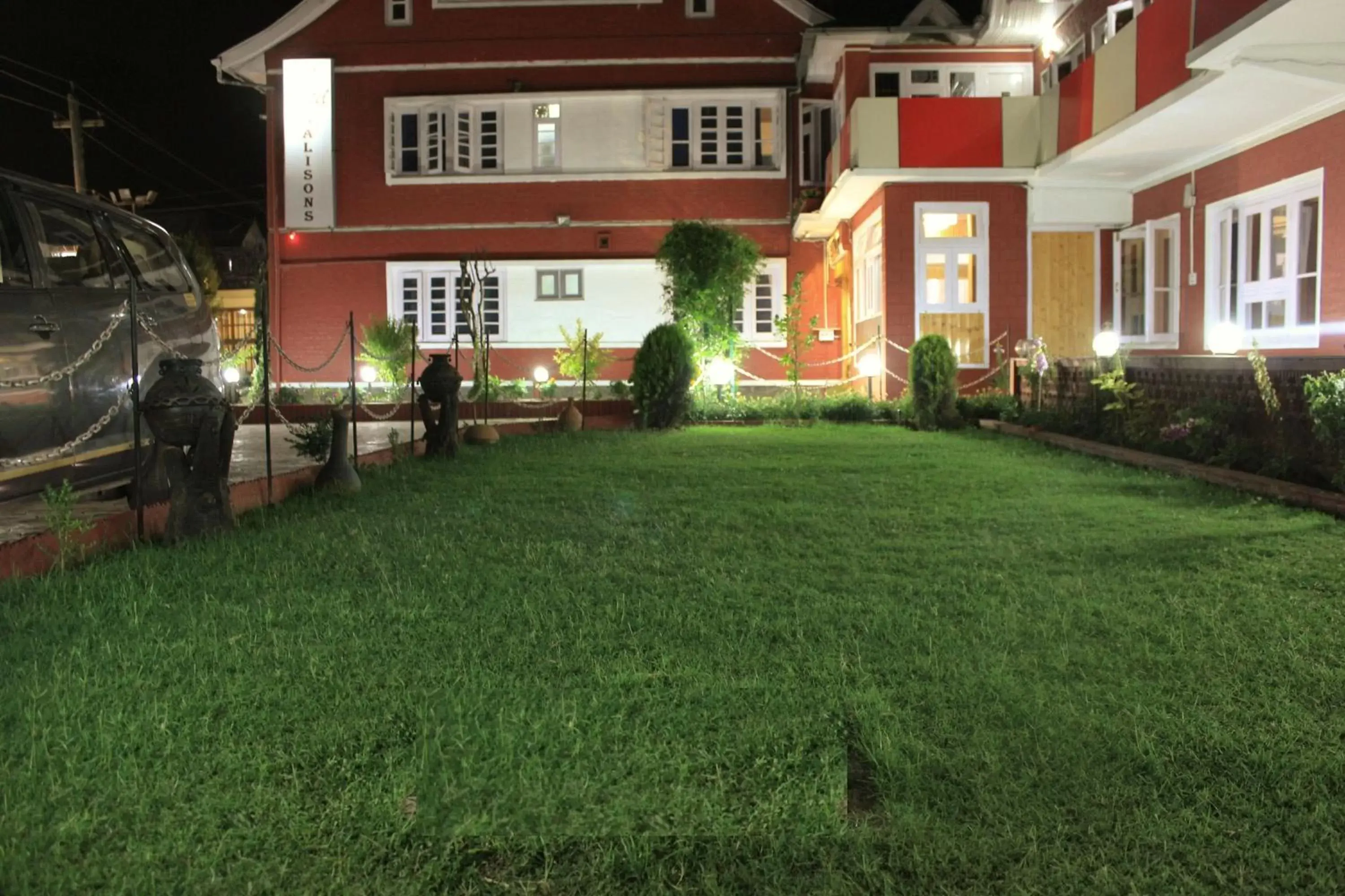 Garden, Property Building in Walisons Hotel