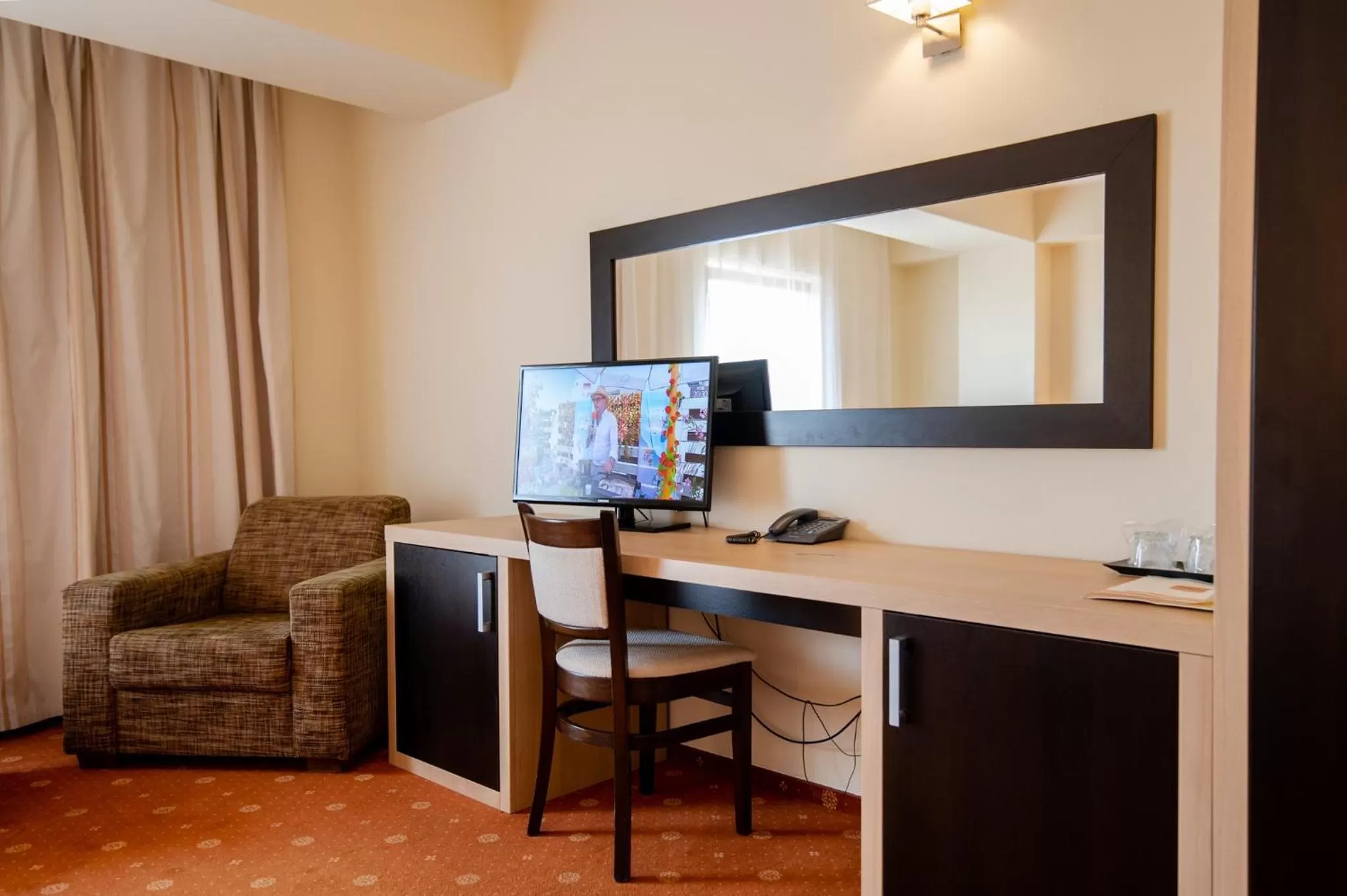 Communal lounge/ TV room in Hotel Oxford By TimHotels