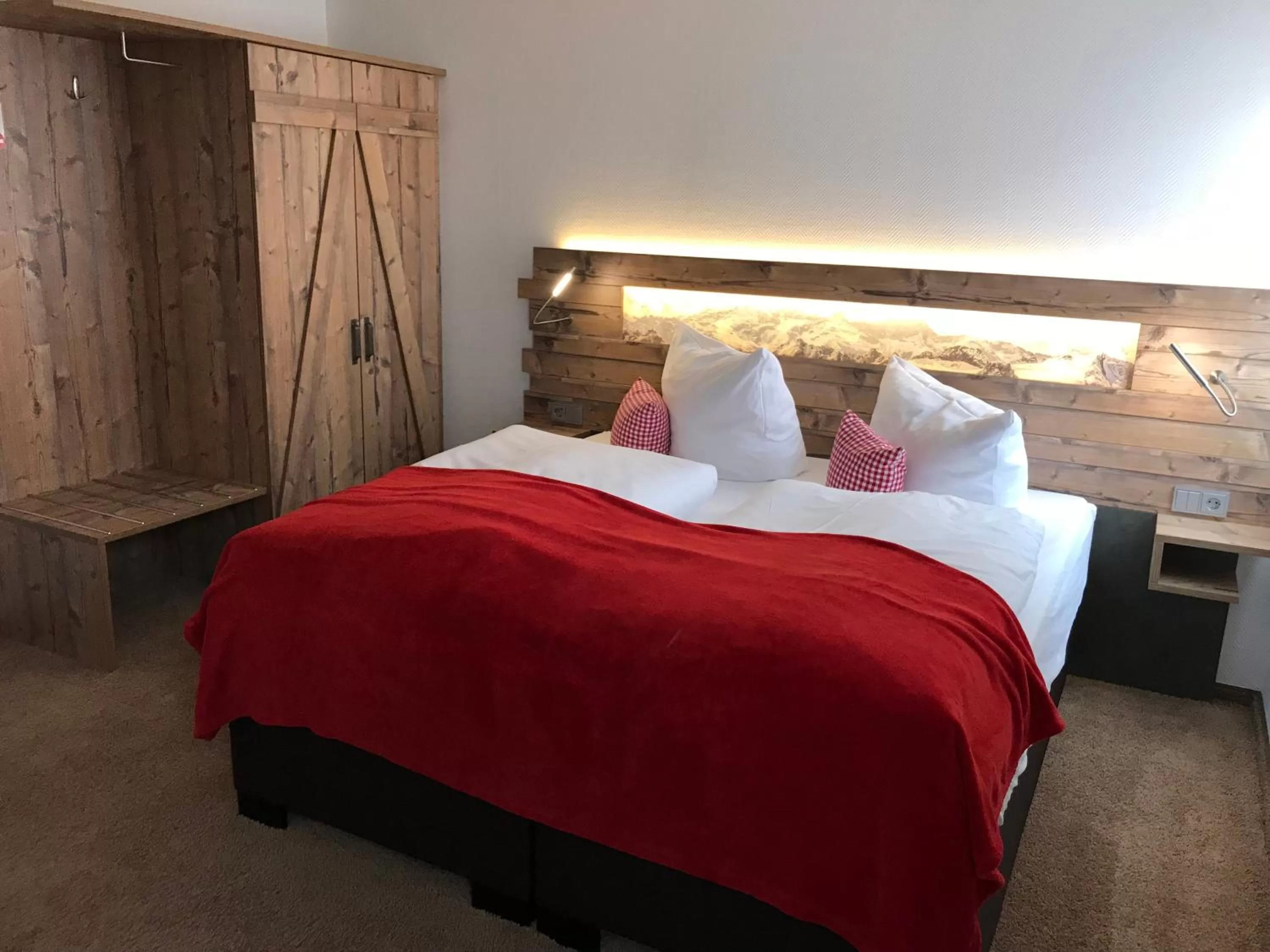 Photo of the whole room, Bed in Hotel & Restaurant Zum Karpfen