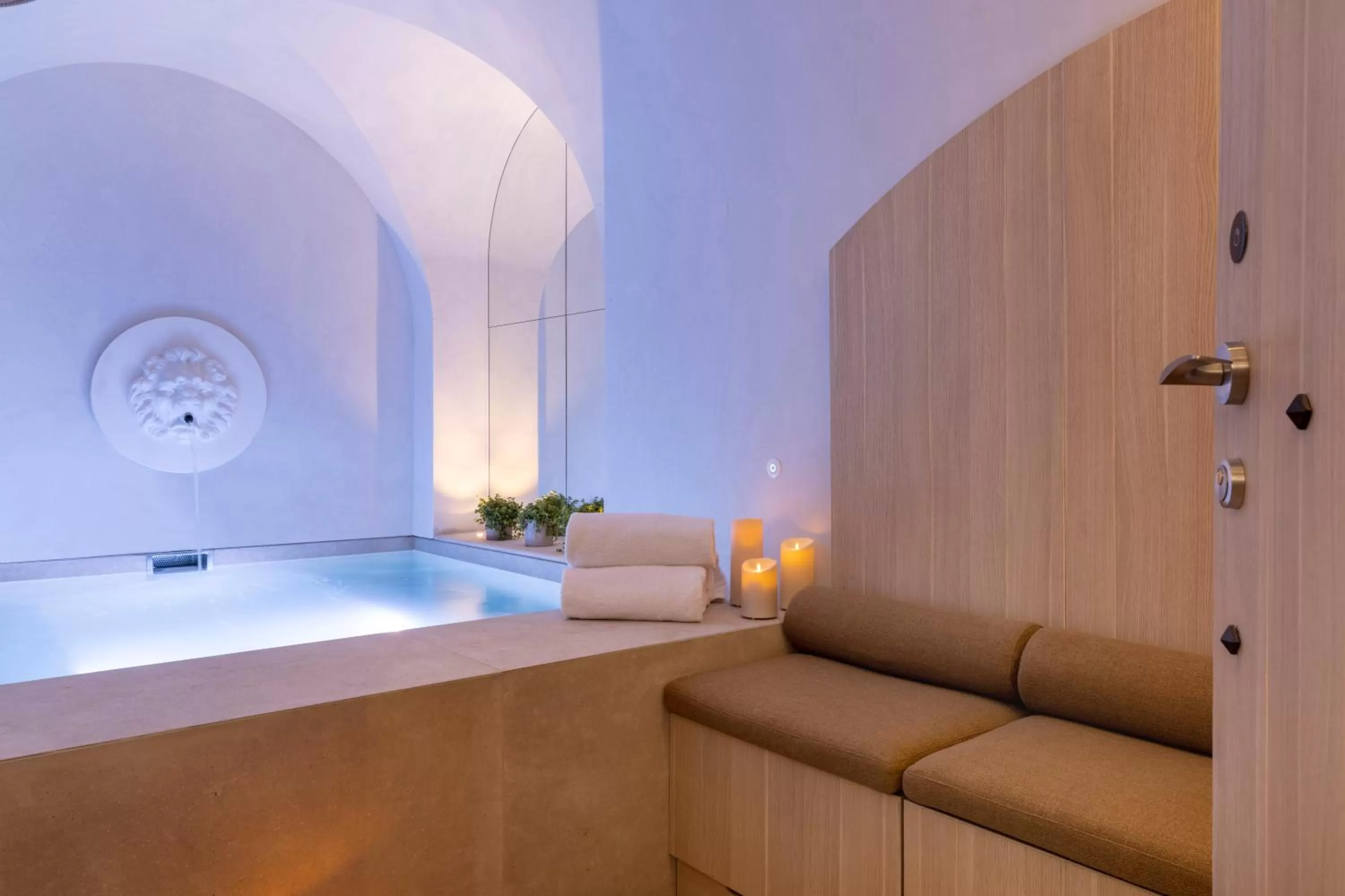 Swimming pool in Hôtel Vinci Due & Spa