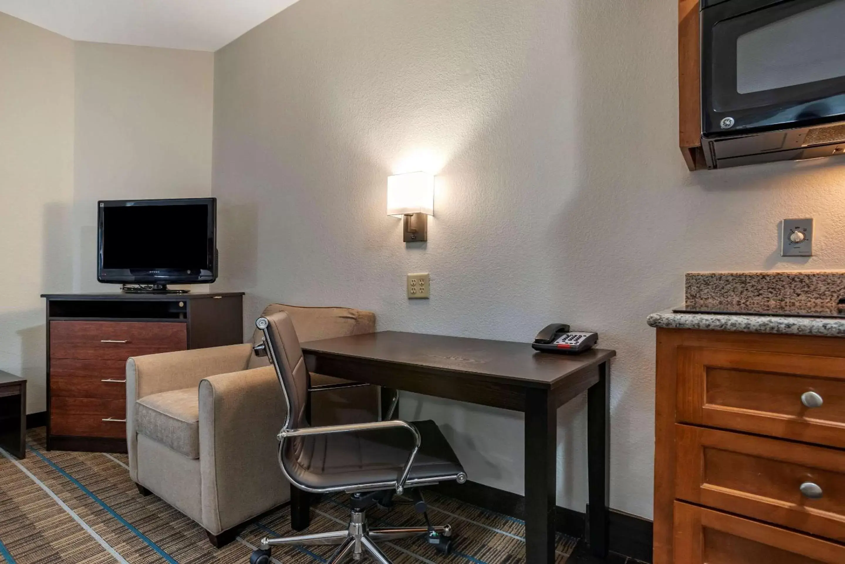 Bedroom, TV/Entertainment Center in MainStay Suites Denham Springs - Baton Rouge East