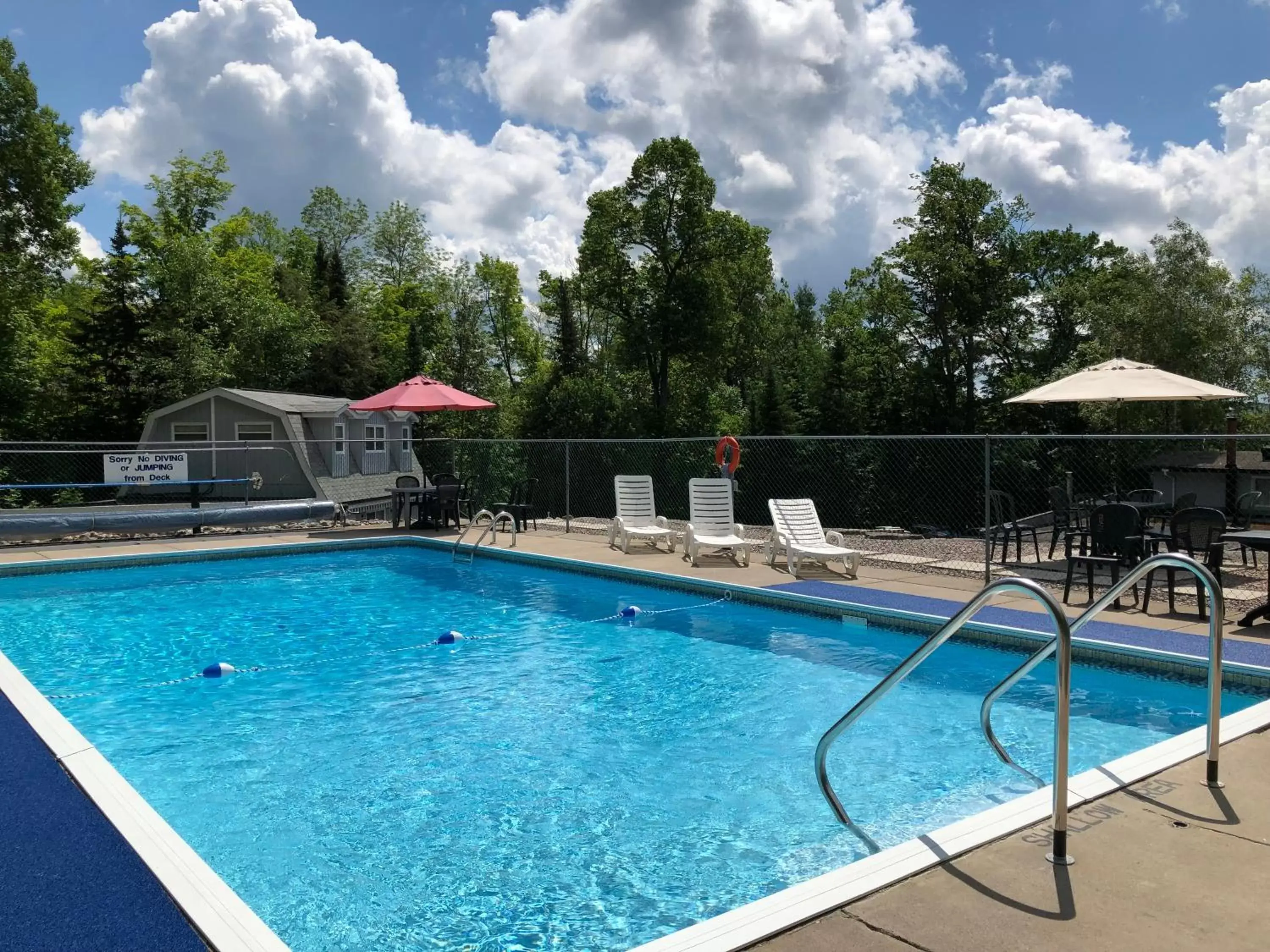 Swimming Pool in Lakeview Motel