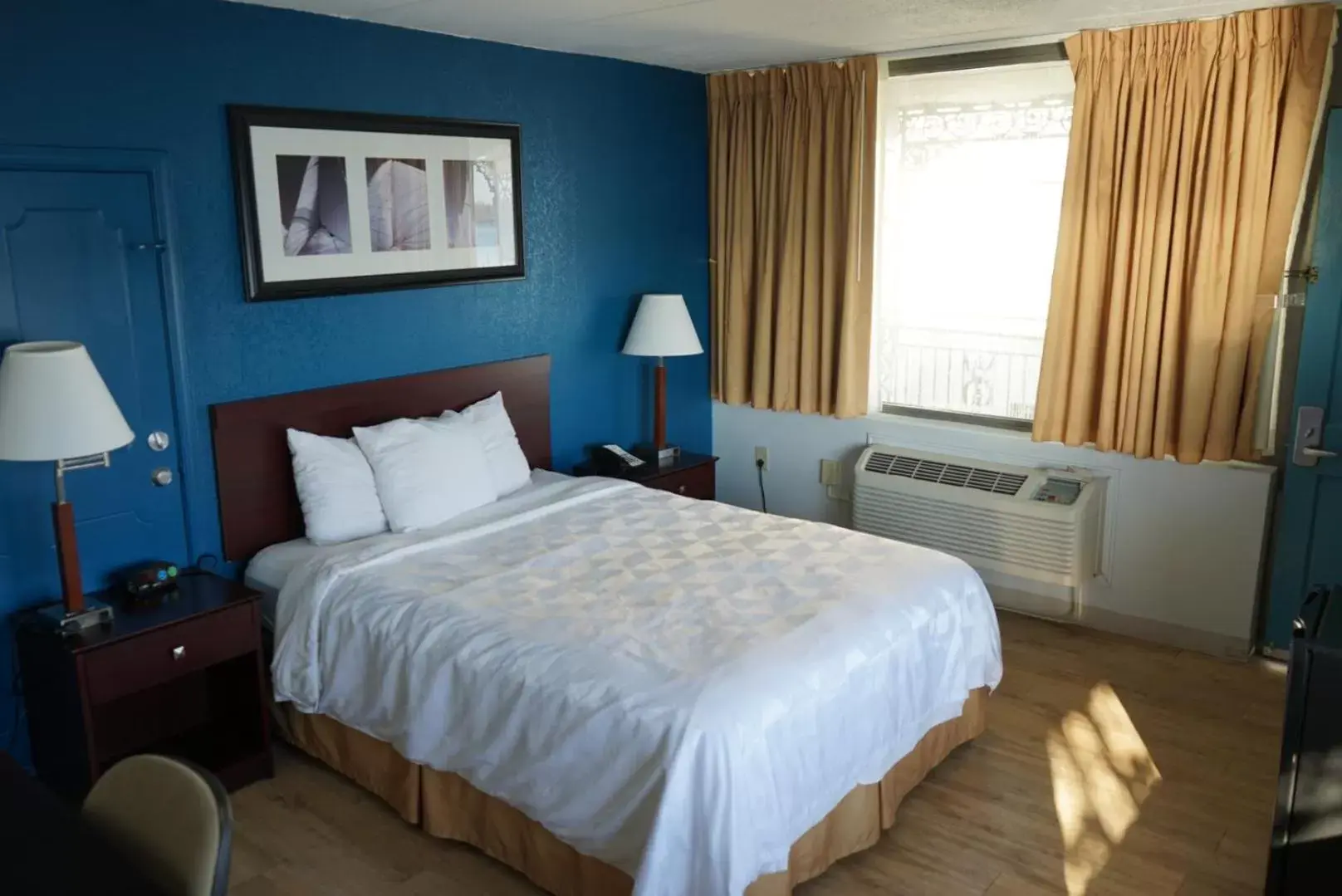 Bedroom, Bed in Airport Waterfront Inn