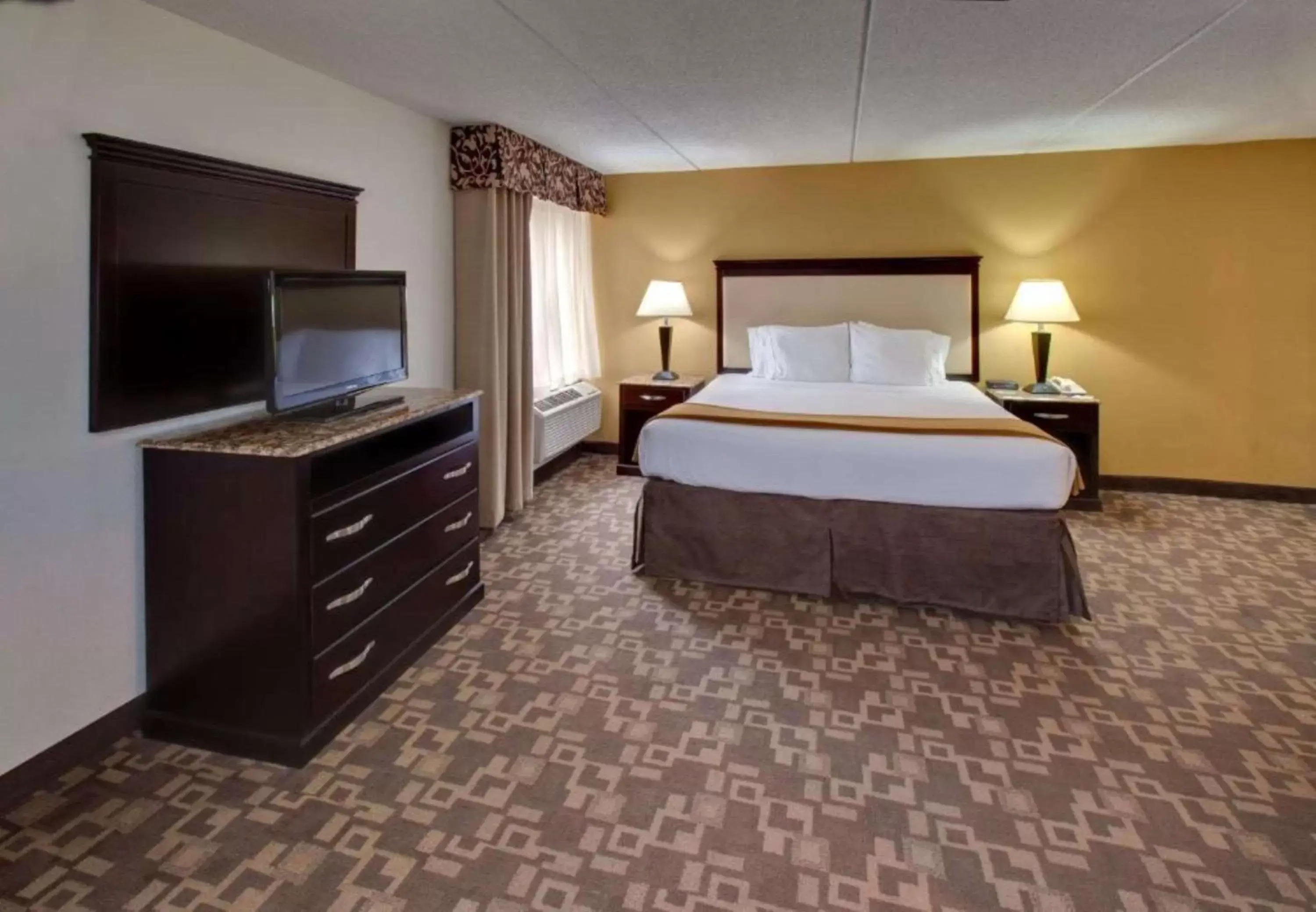 Photo of the whole room, Bed in Radisson Hotel Schaumburg