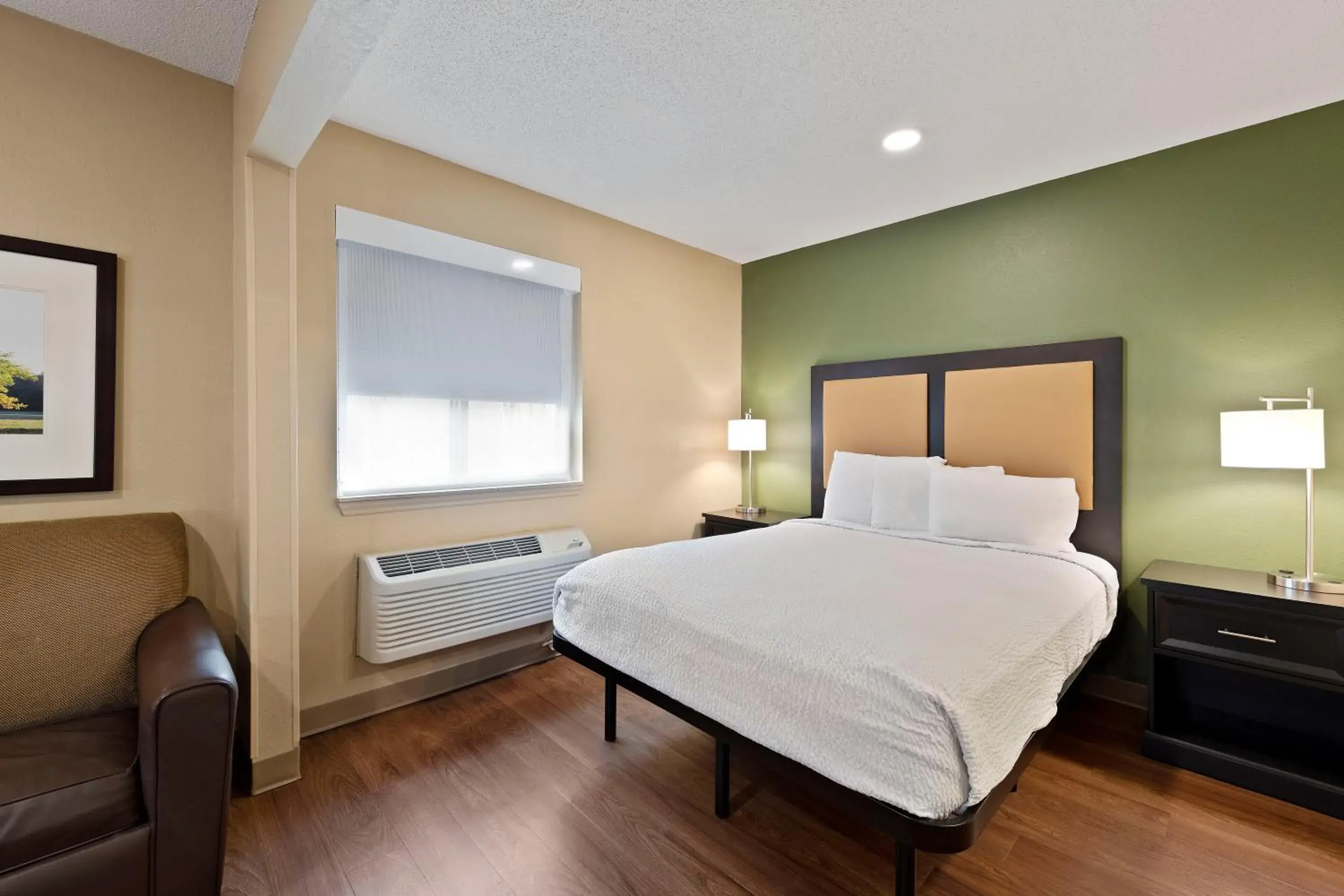 Bed in Extended Stay America Select Suites - Charlotte - Tyvola Rd - Executive Park