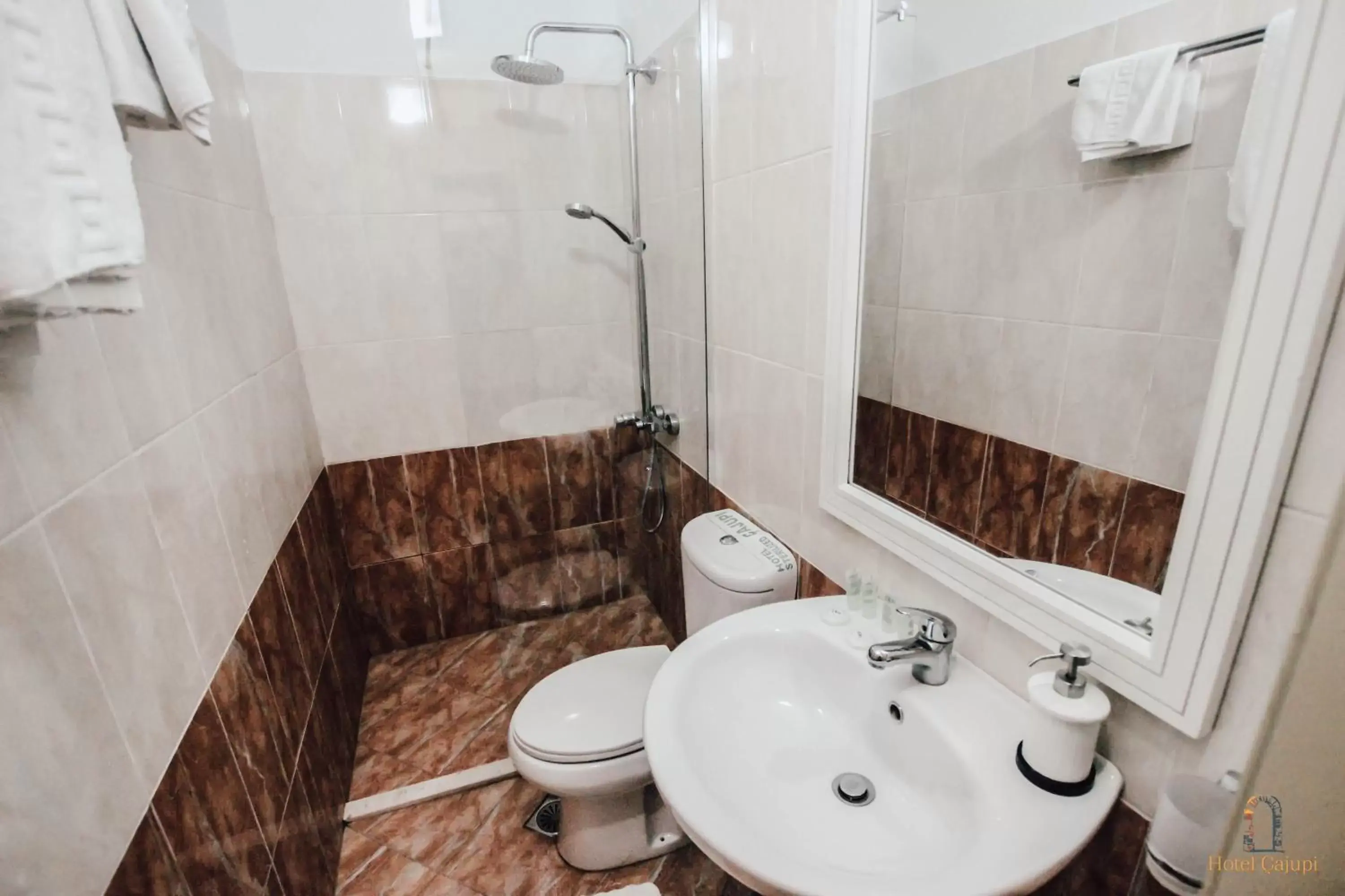 Shower, Bathroom in Hotel Cajupi
