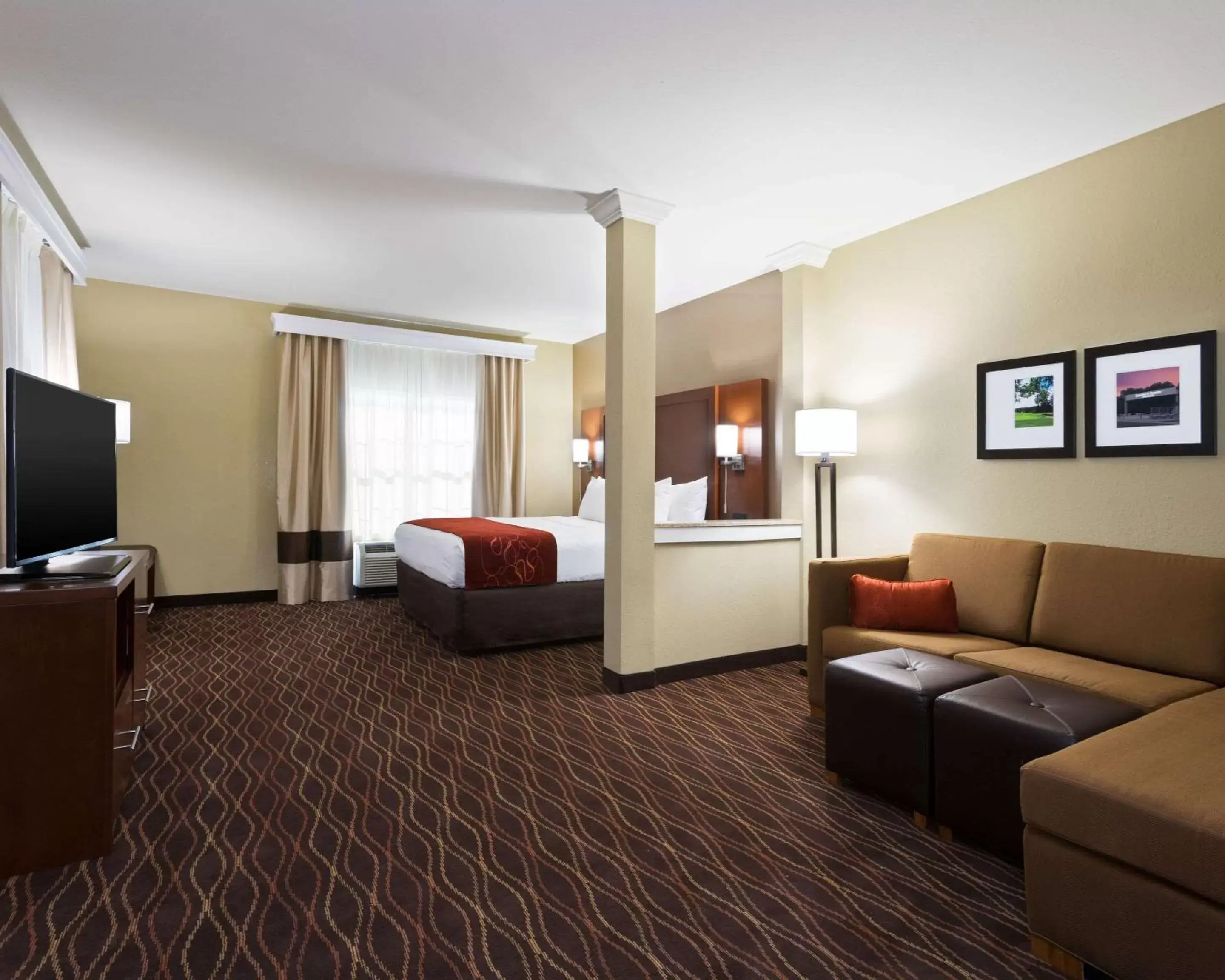 Bedroom, Seating Area in Comfort Suites DuBois