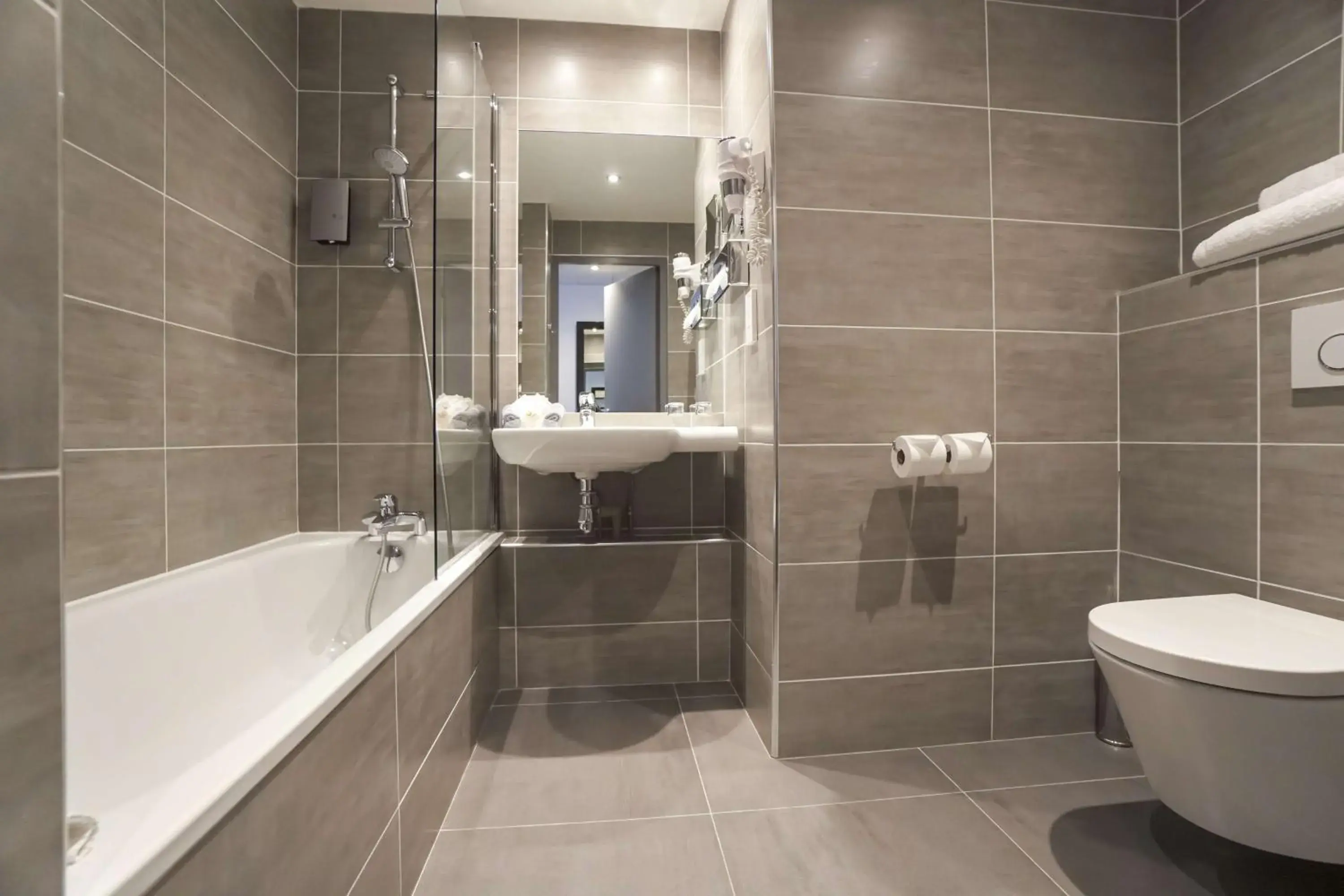 Bathroom in Best Western Plus Hotel Du Parc Chantilly