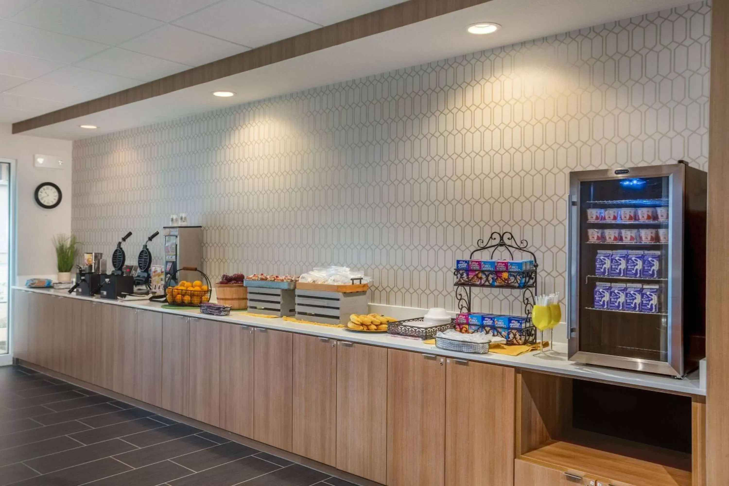 Breakfast, Food in Microtel Inn & Suites by Wyndham Liberty NE Kansas City Area