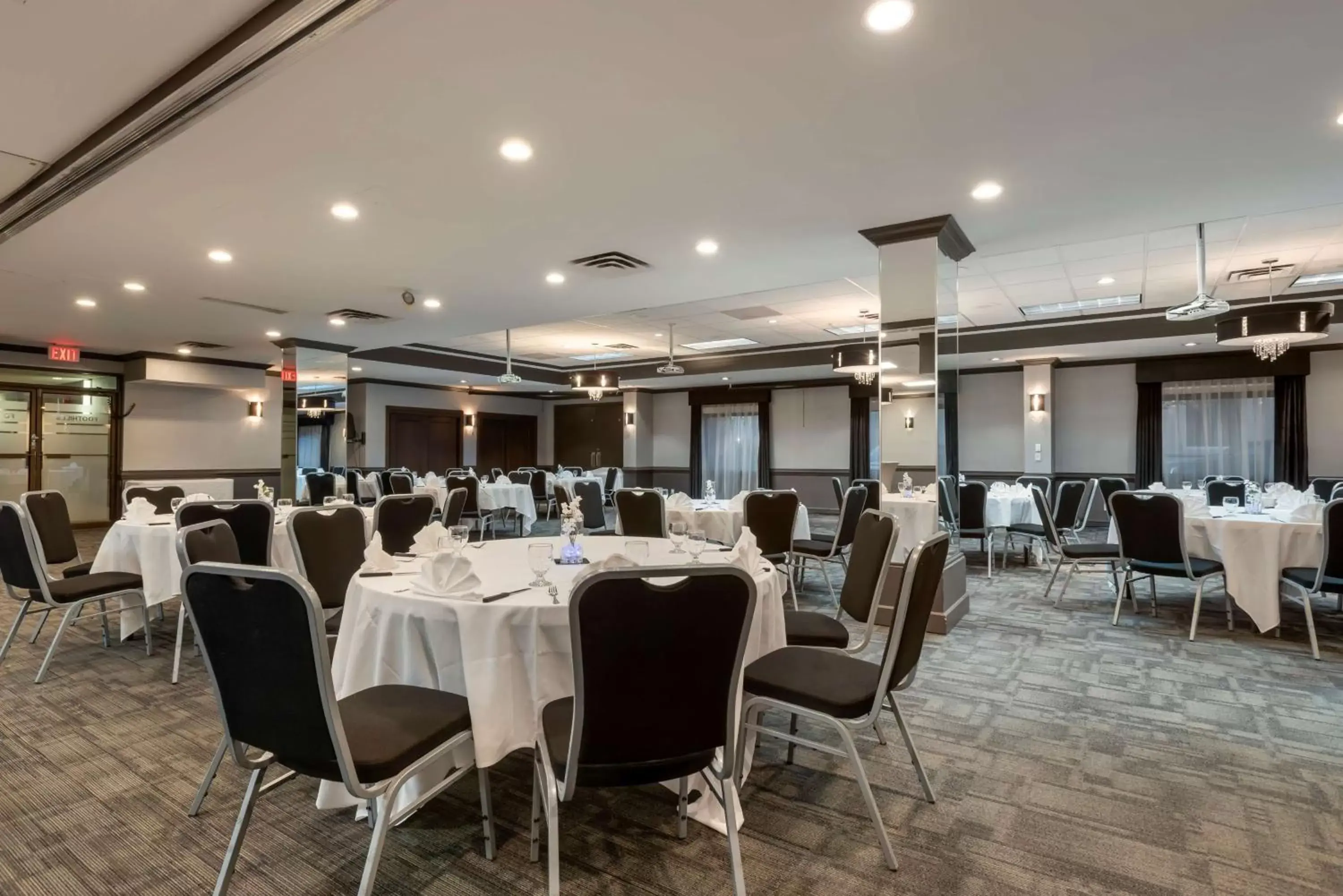 Meeting/conference room, Restaurant/Places to Eat in Best Western Plus Village Park Inn