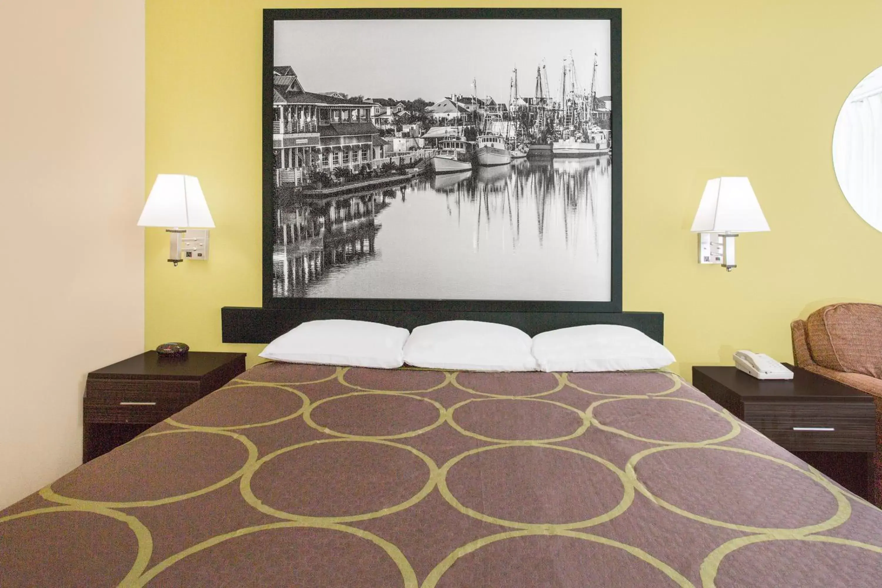 Bed in Super 8 by Wyndham Sumter Bed in Super 8 by Wyndham Sumter