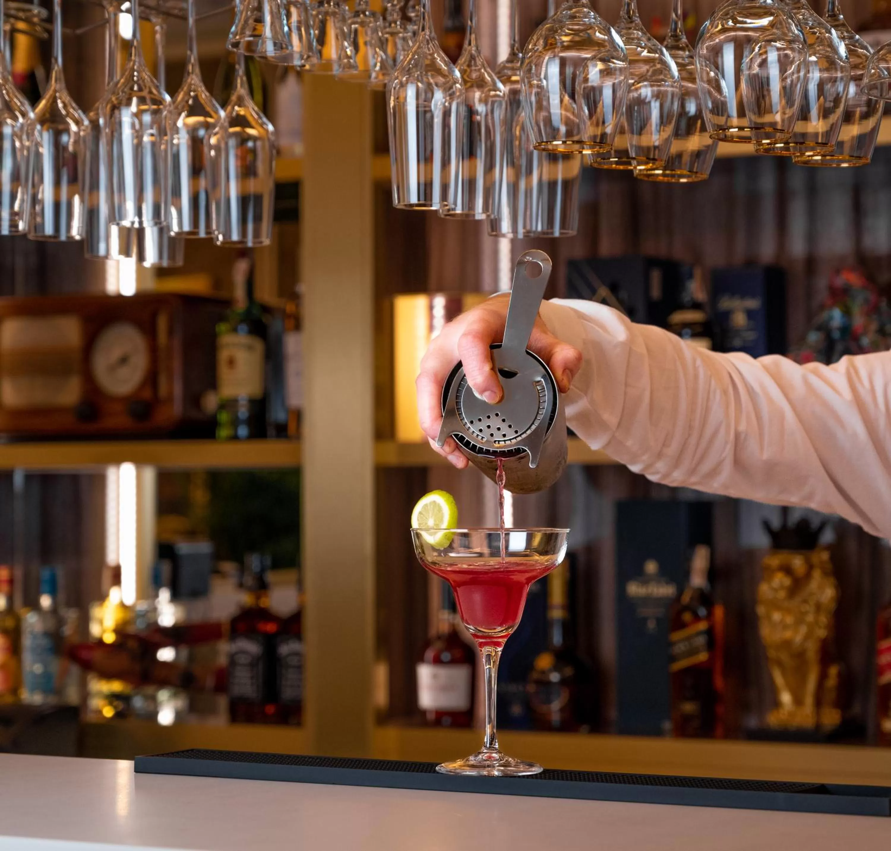 Restaurant/places to eat in Queen Palace