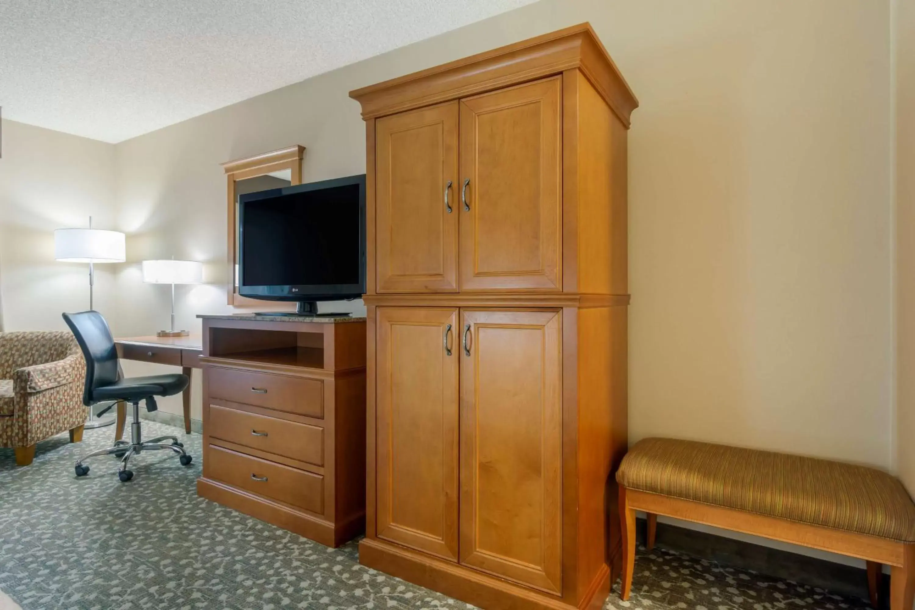 Bedroom, TV/Entertainment Center in Best Western Plus Oak Harbor Hotel and Conference Center