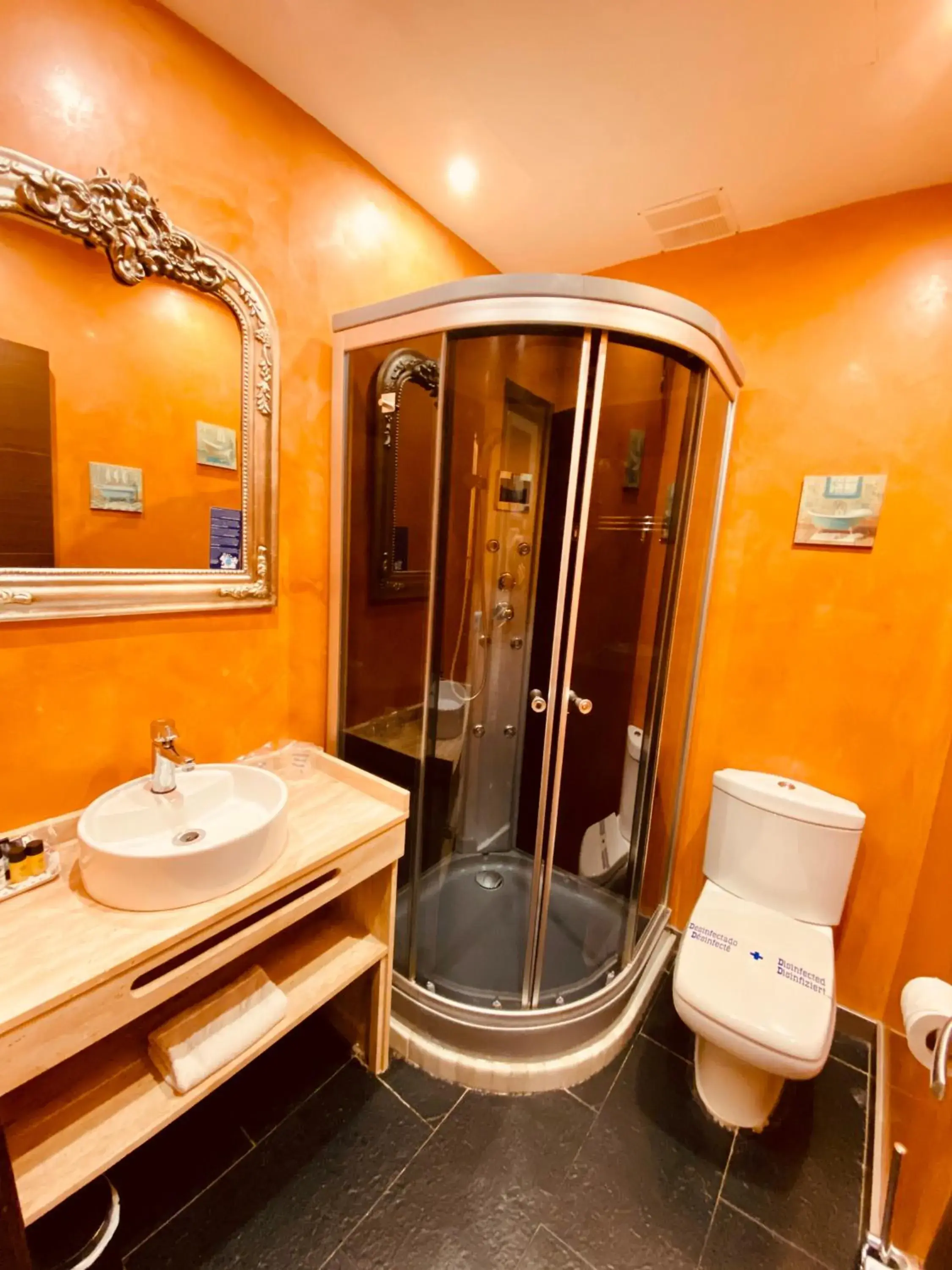 Bathroom in Hotel Palace Sevilla