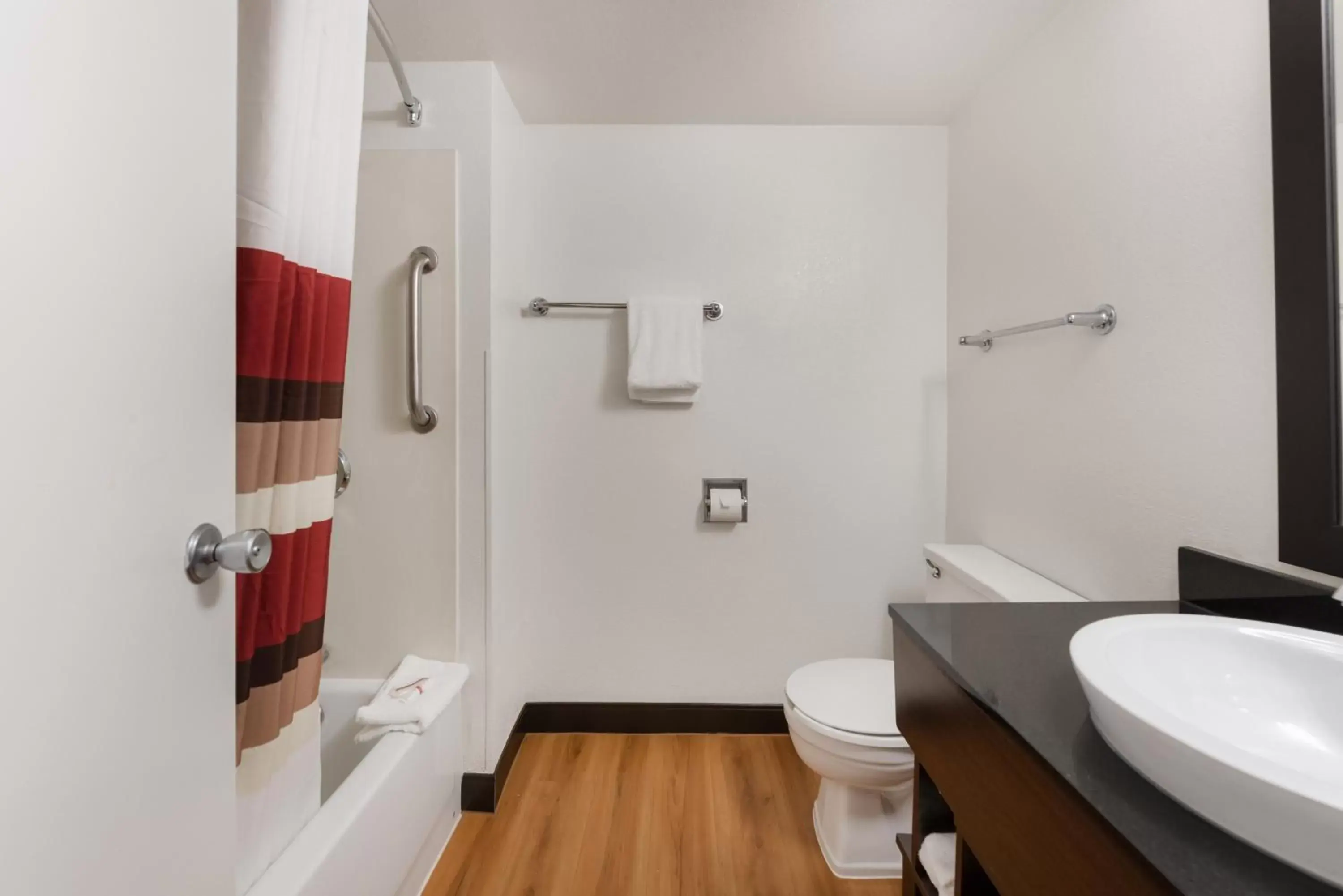Bathroom in Red Roof Inn PLUS+ Columbus - Worthington