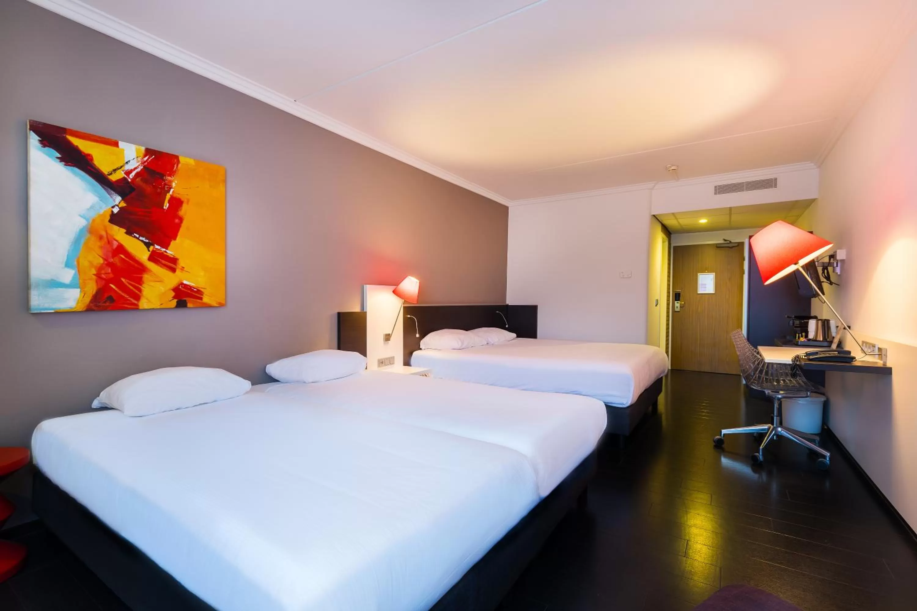 Photo of the whole room, Bed in Postillion Utrecht Bunnik