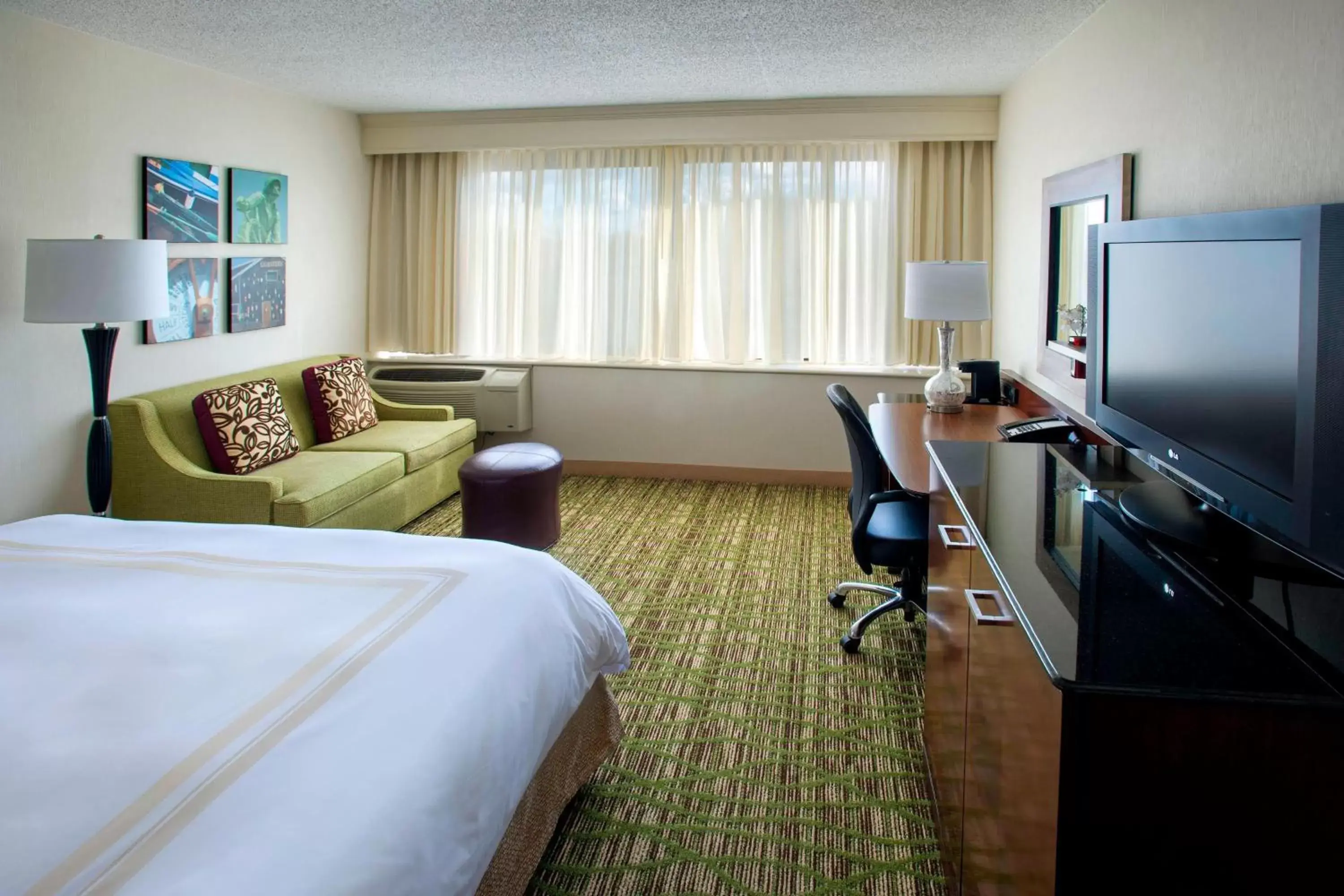 Photo of the whole room, TV/Entertainment Center in Boston Marriott Peabody