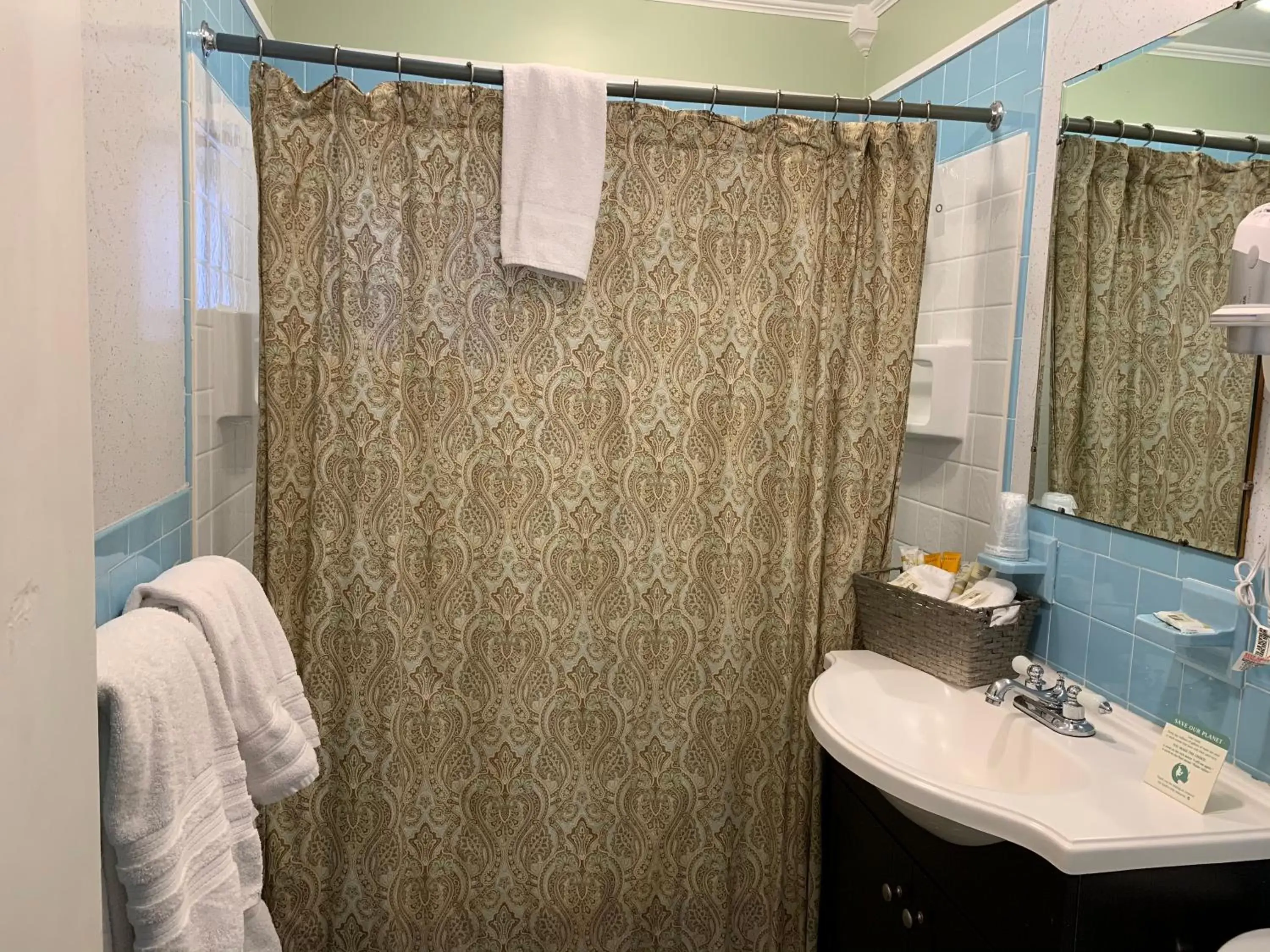 Bathroom in Starlite Motel & Suites