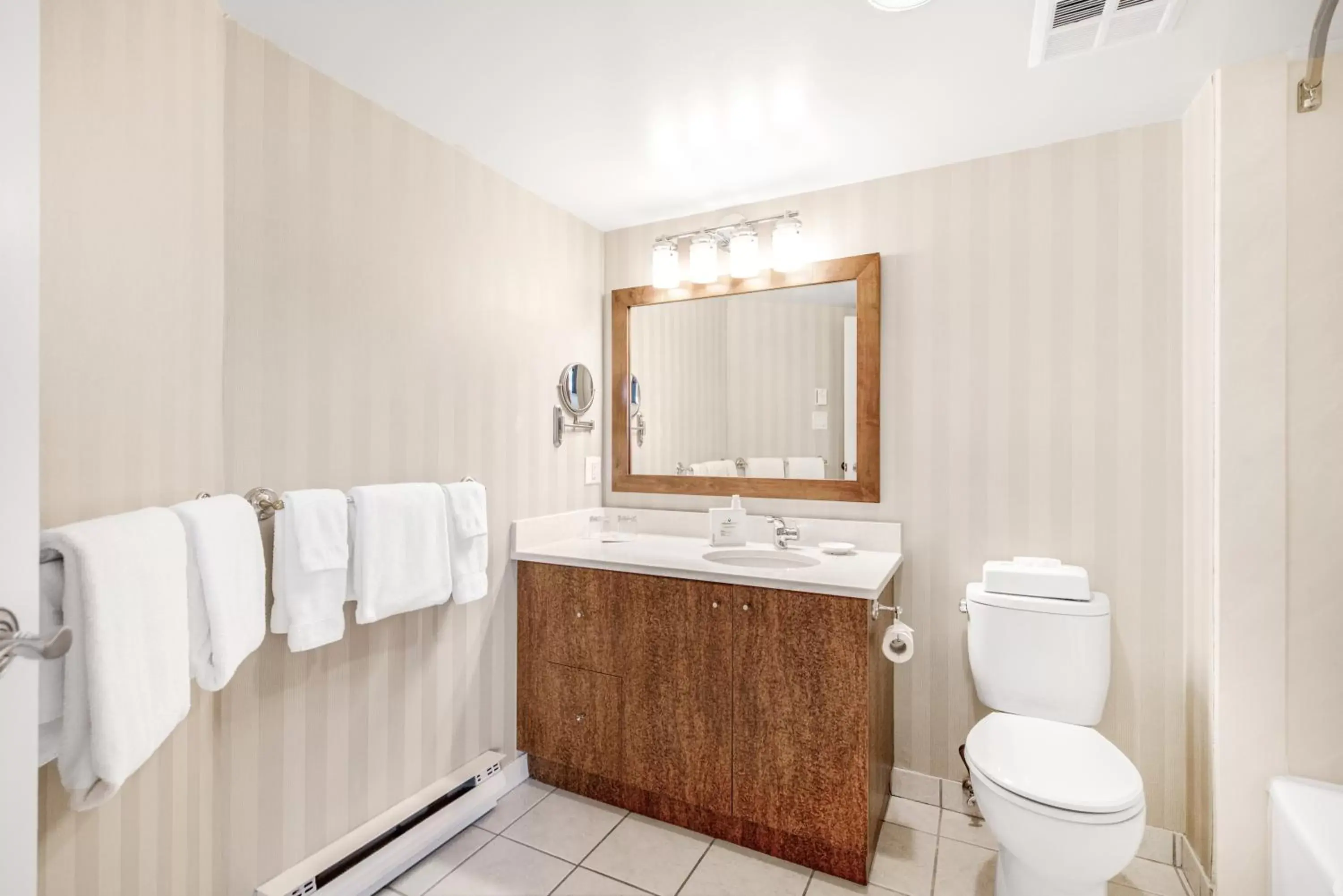 Bathroom in Victoria Regent Waterfront Hotel & Suites